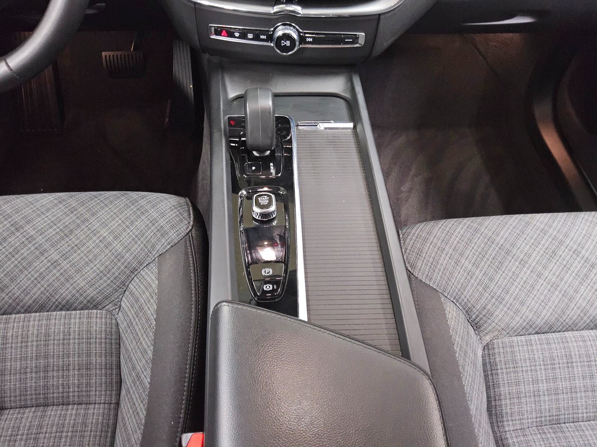 Volvo XC60 B4 Core Navi LED StandHzg 4xShz RfK ACC 6