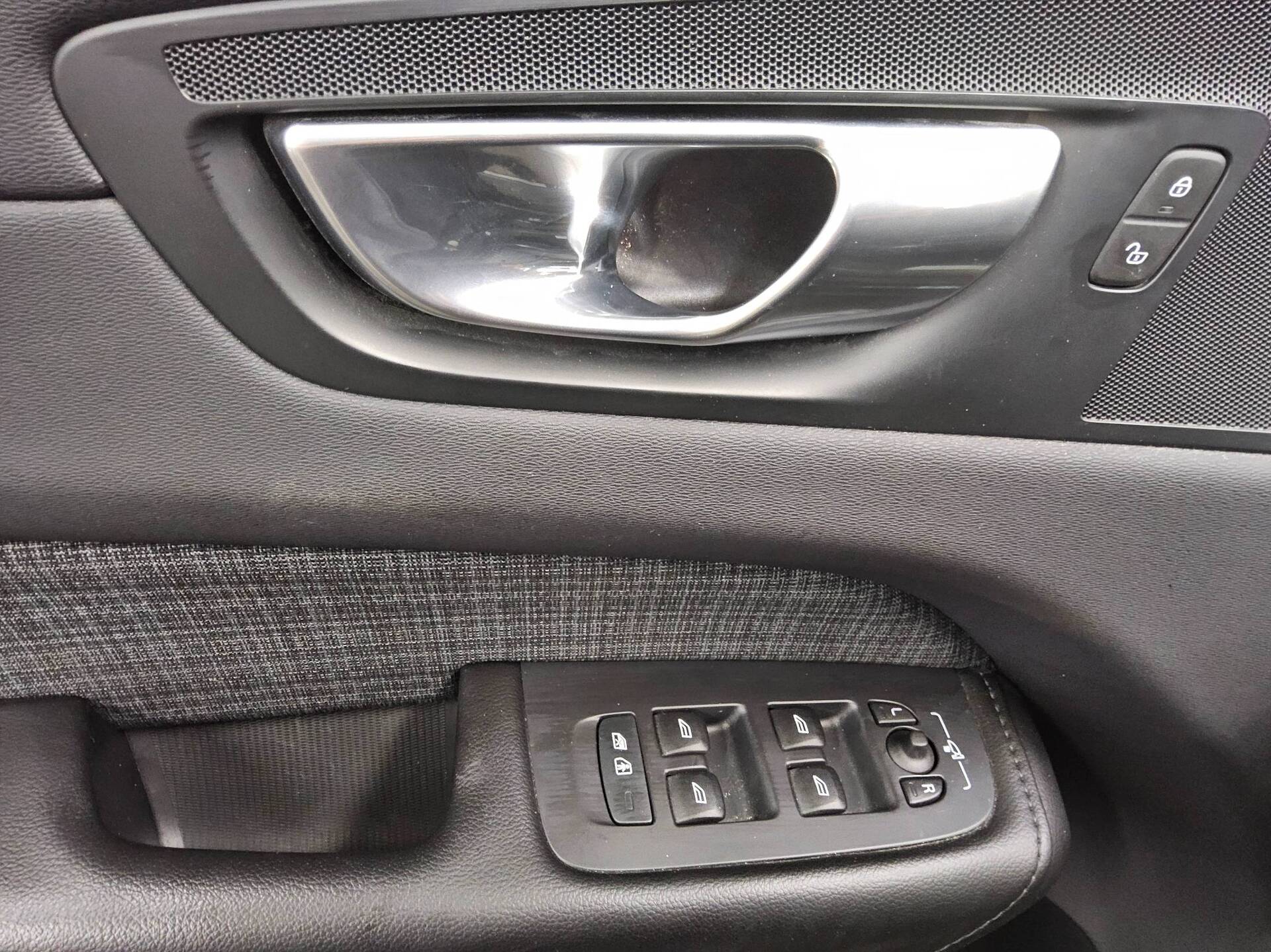 Volvo XC60 B4 Core Navi LED StandHzg 4xShz RfK ACC 10