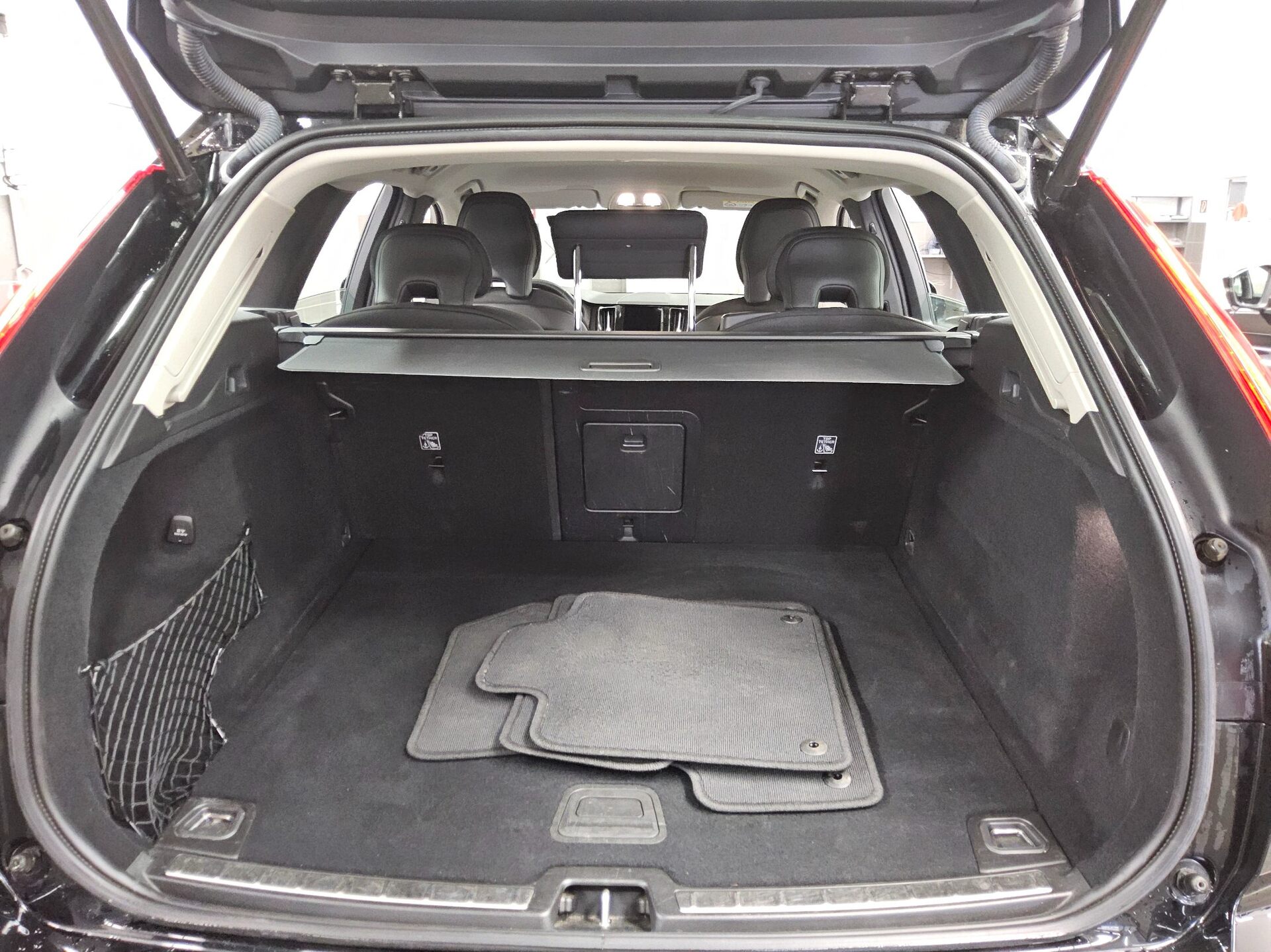 Volvo XC60 B4 Core Navi LED StandHzg 4xShz RfK ACC 12