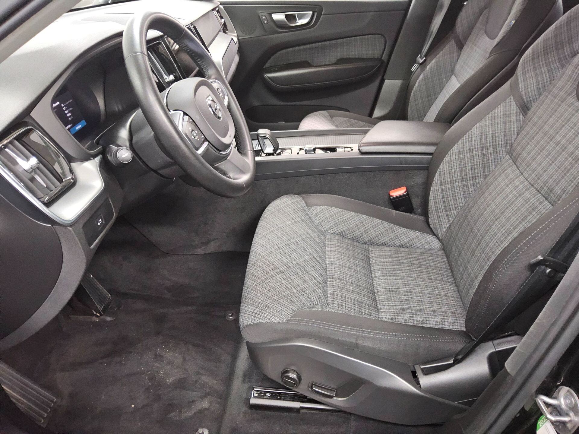 Volvo XC60 B4 Core Navi LED StandHzg 4xShz RfK ACC 9