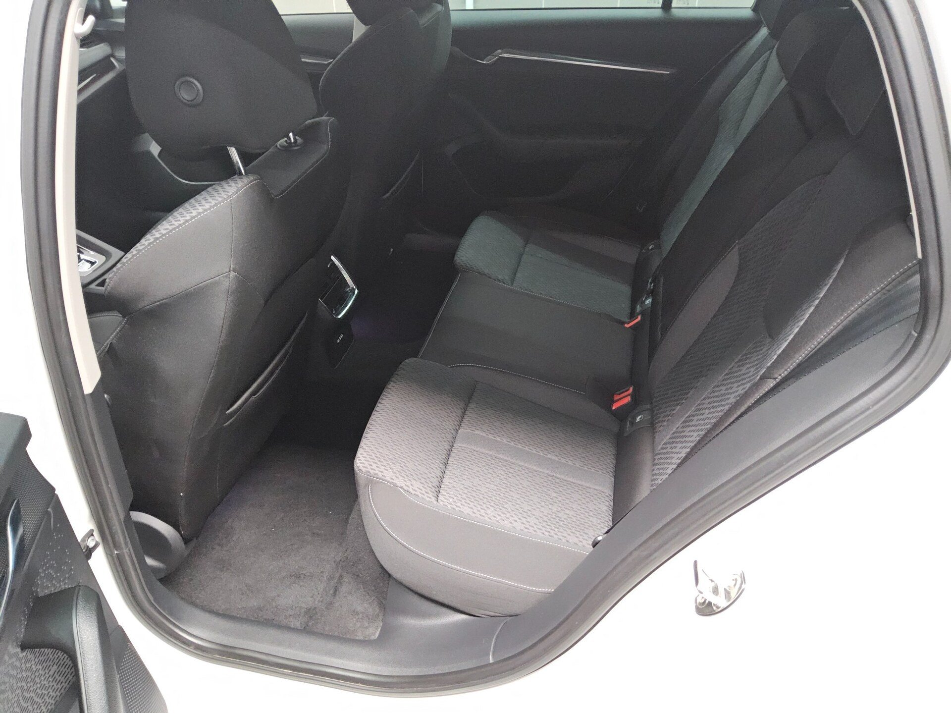 Skoda Octavia Kombi 2.0 TSI 4x4 Style Navi LED Virtual HuD AHK 13