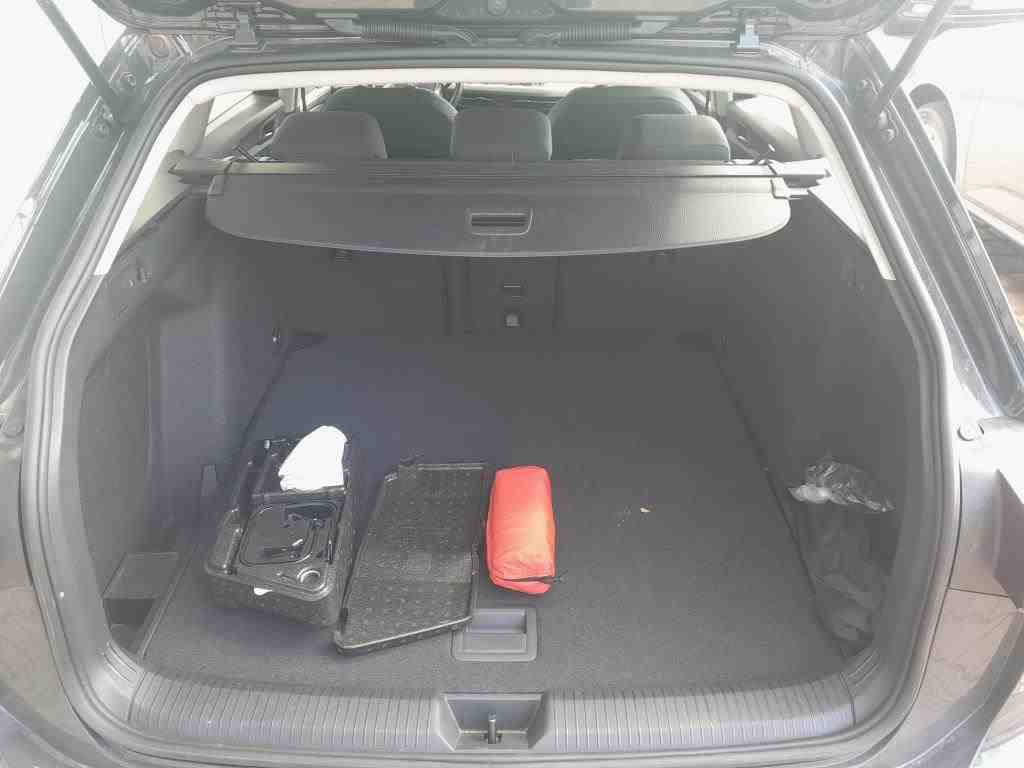 Volkswagen Golf-8 Var. 2.0 TDI Life NAVI LED PDC ACC 10