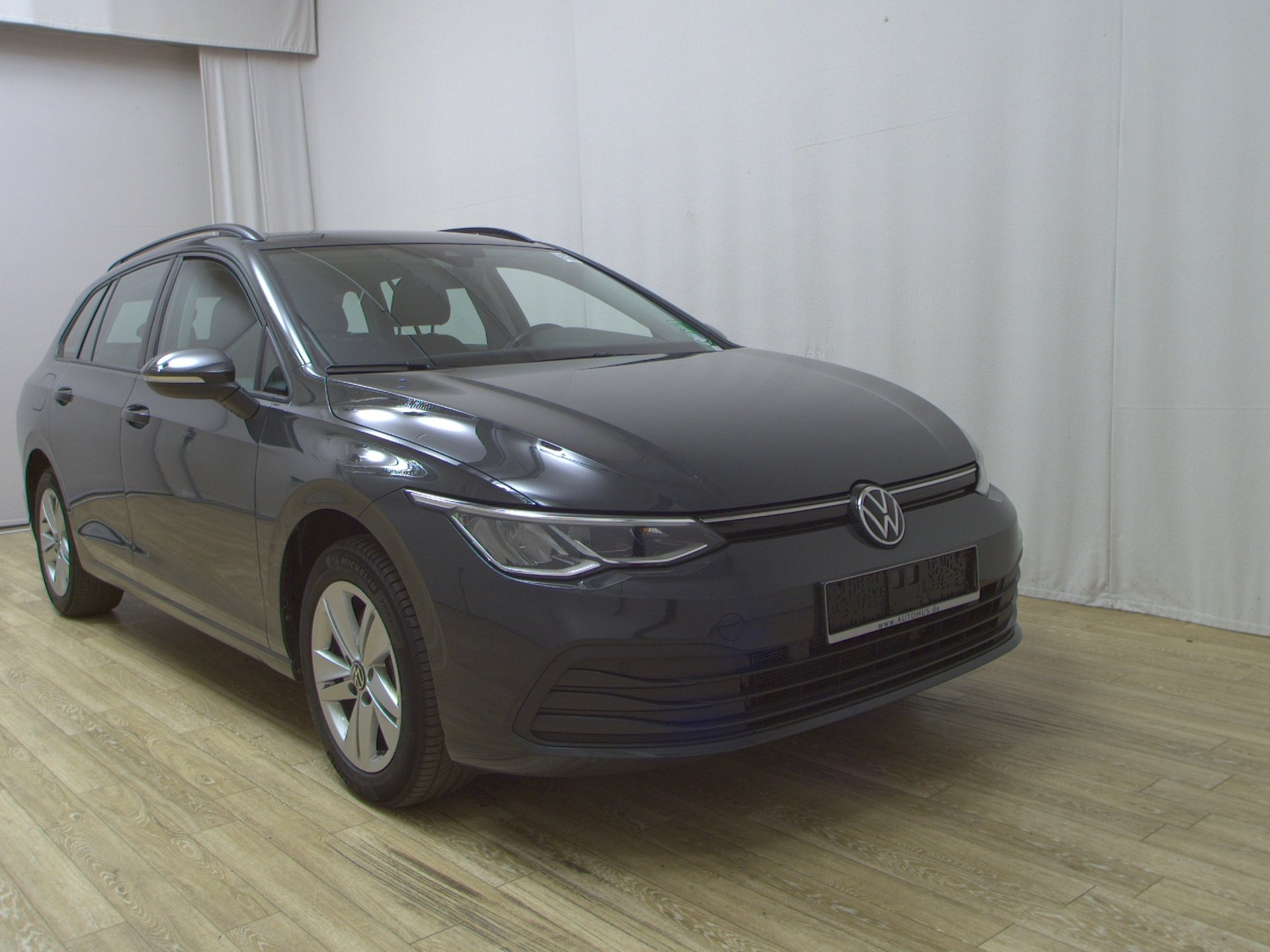 Volkswagen Golf-8 Var. 2.0 TDI Life Navi DC LED 3