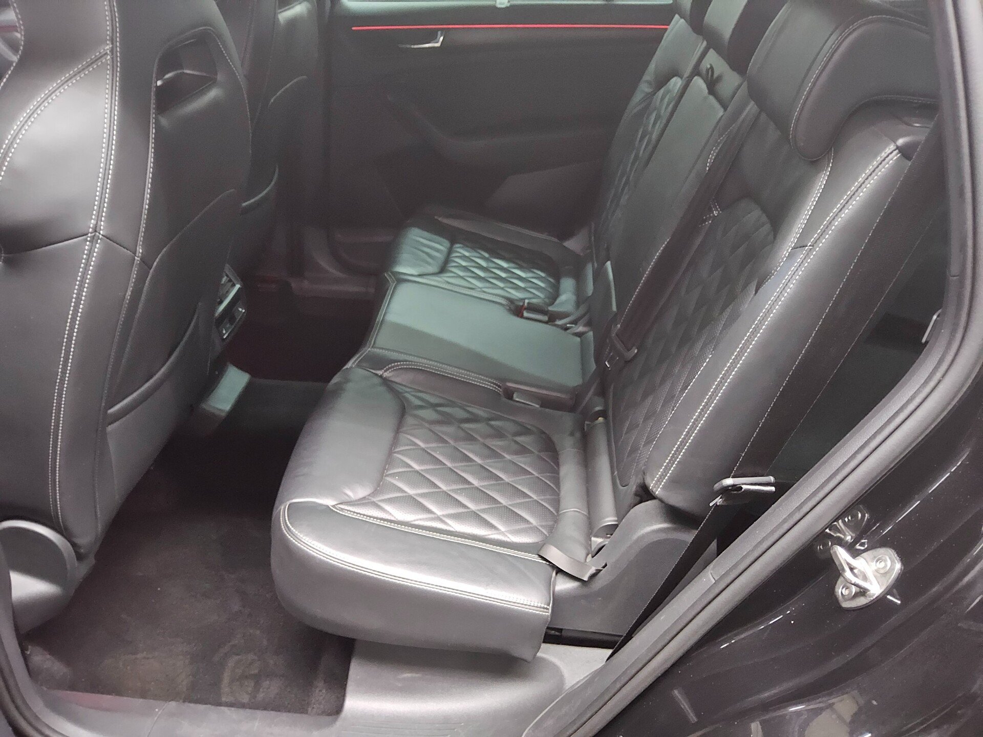 Skoda Kodiaq 2.0 TDI 4x4 SportLine 7-Sitze Navi vc LED 13