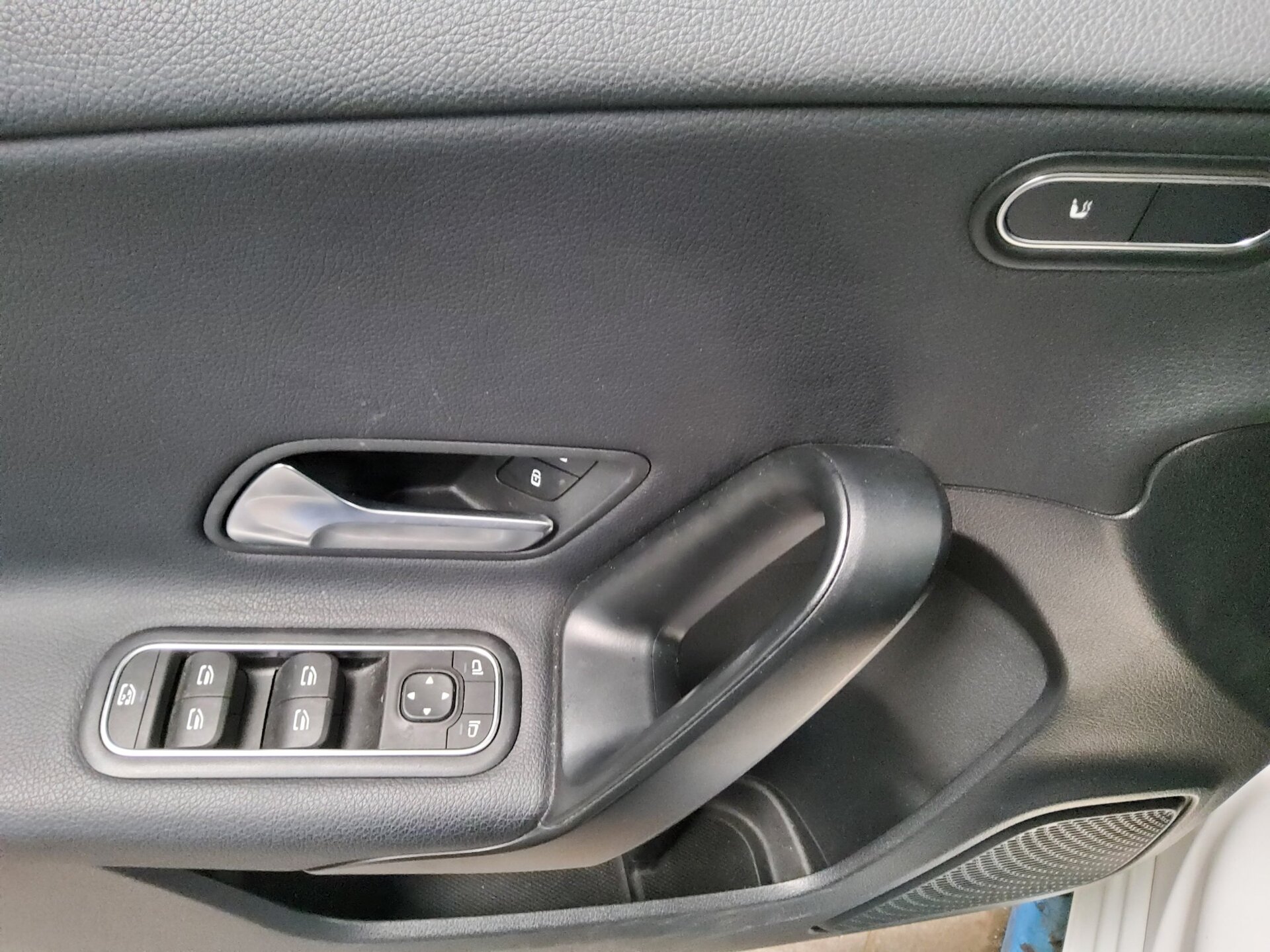 Mercedes-Benz A 180 d T-Leder Navi LED AHK PDC Shz Tempomat 10