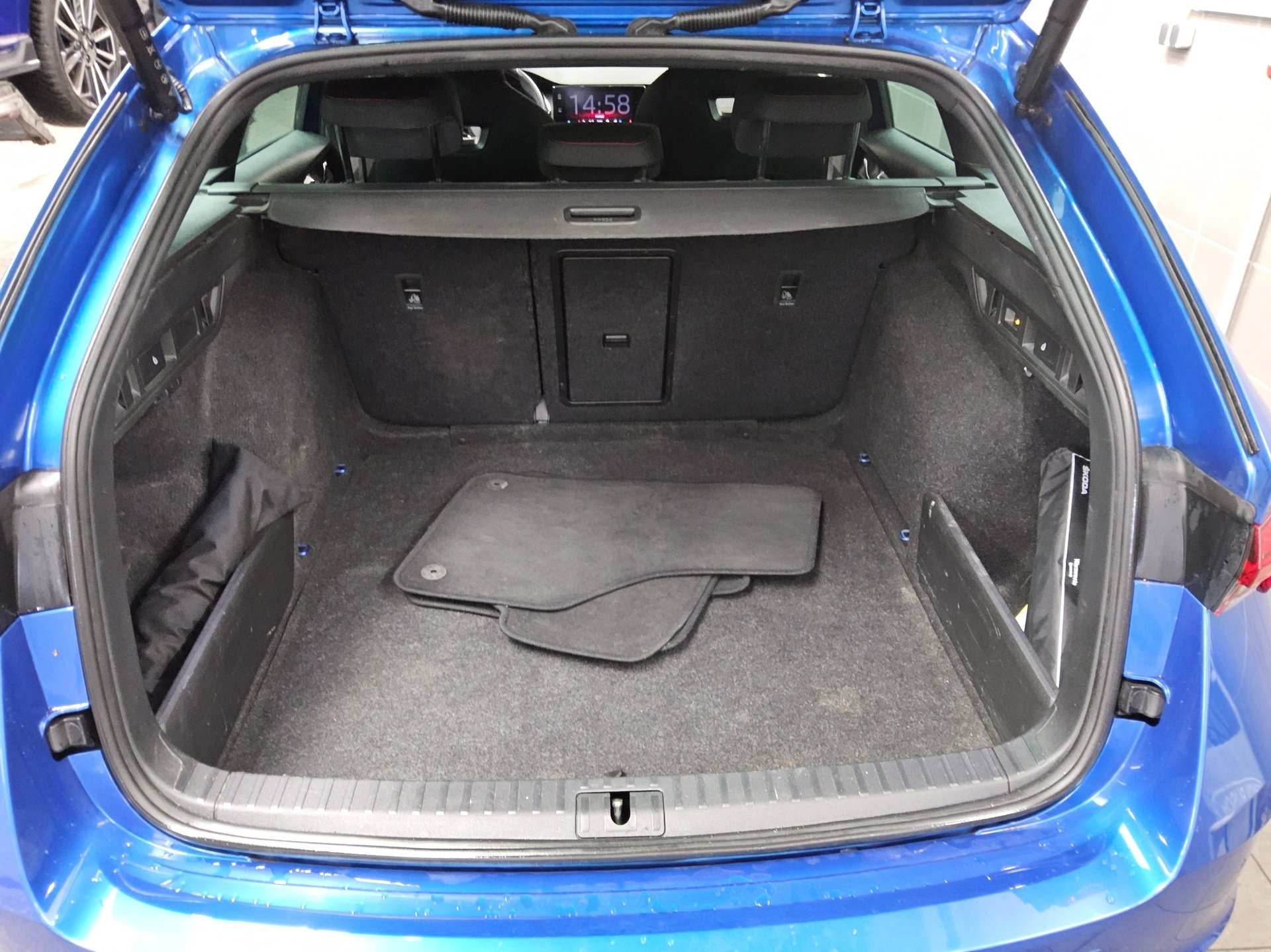 Skoda Octavia Kombi 2.0 TDI 4x4 RS Navi LED AID Shz AHK 12
