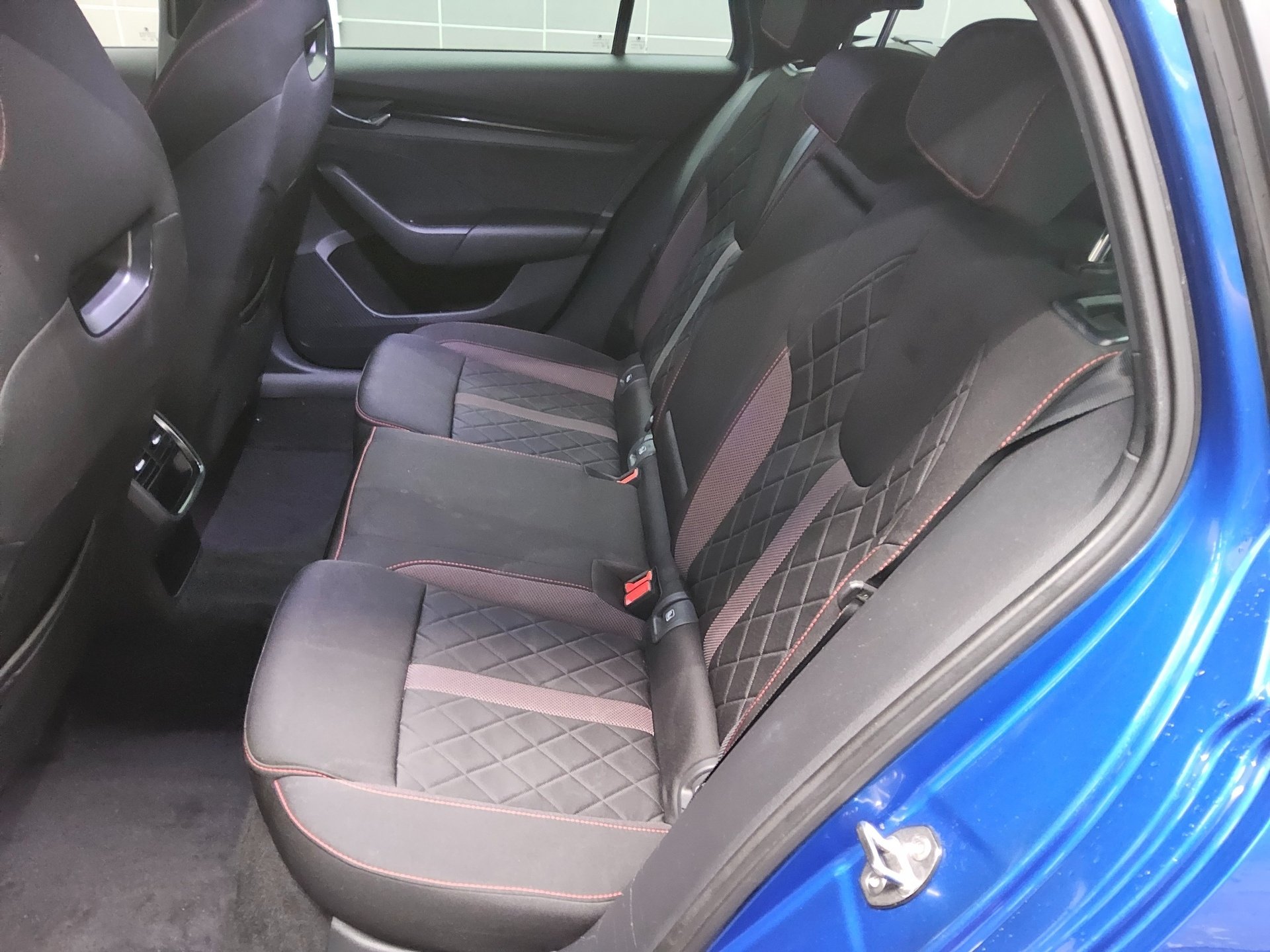 Skoda Octavia Kombi 2.0 TDI 4x4 RS Navi LED AID Shz AHK 13