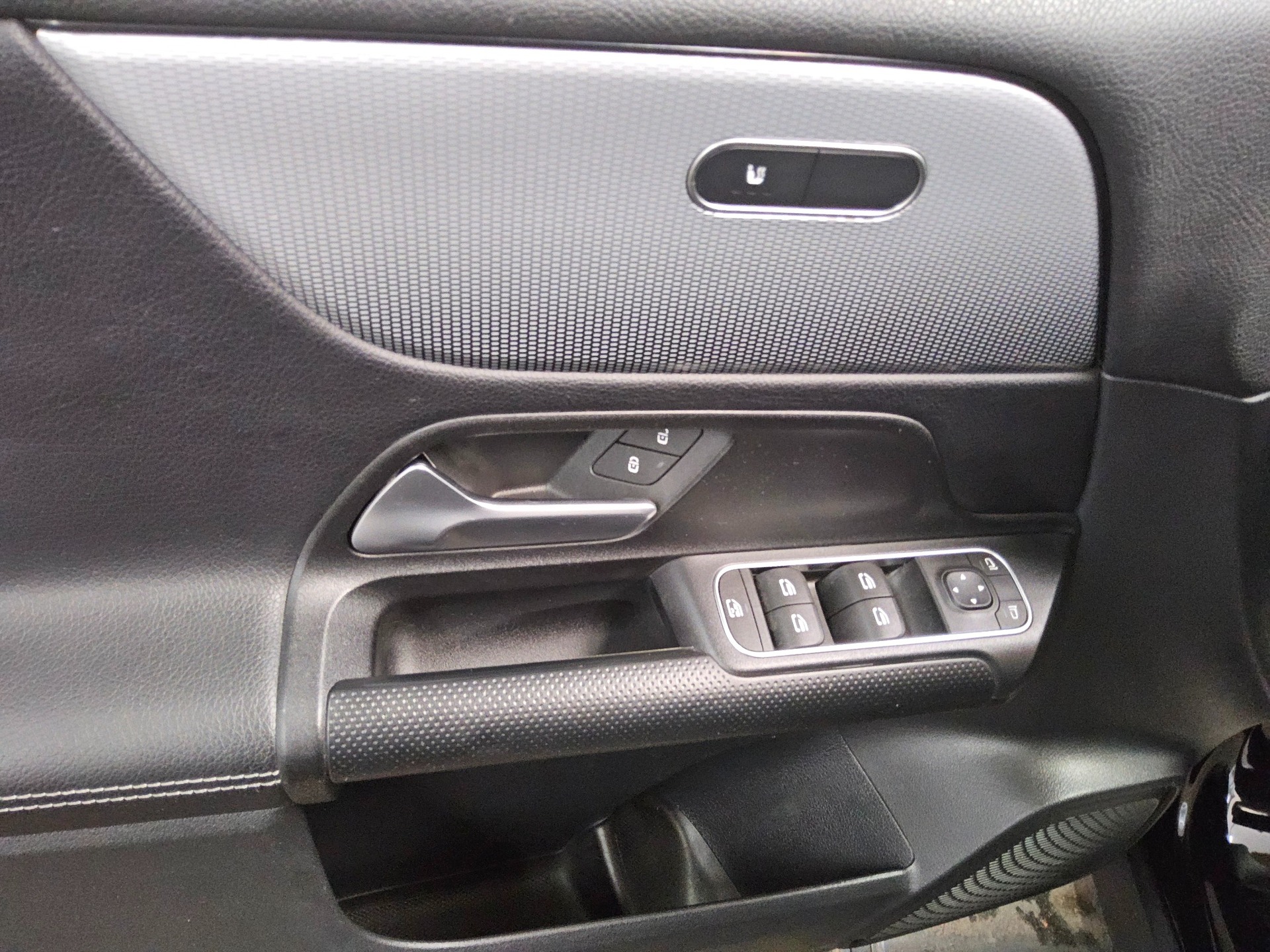 Mercedes-Benz GLB 200 d Style T-Leder Navi LED AHK Tempomat 10