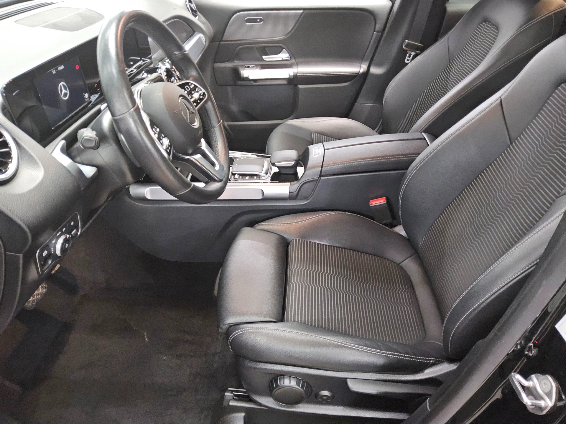 Mercedes-Benz GLB 200 d Progressive T-Leder Navi LED AHK PDC 9