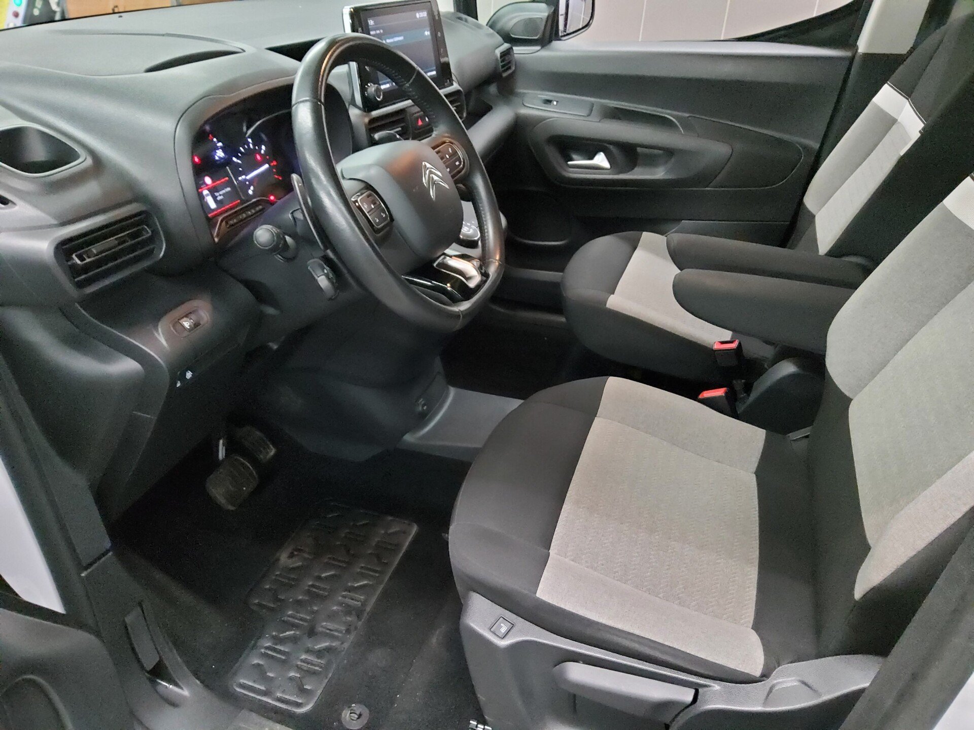 Citroën Berlingo 1.2 PureTech Shine Glasdach PDC AHK 8