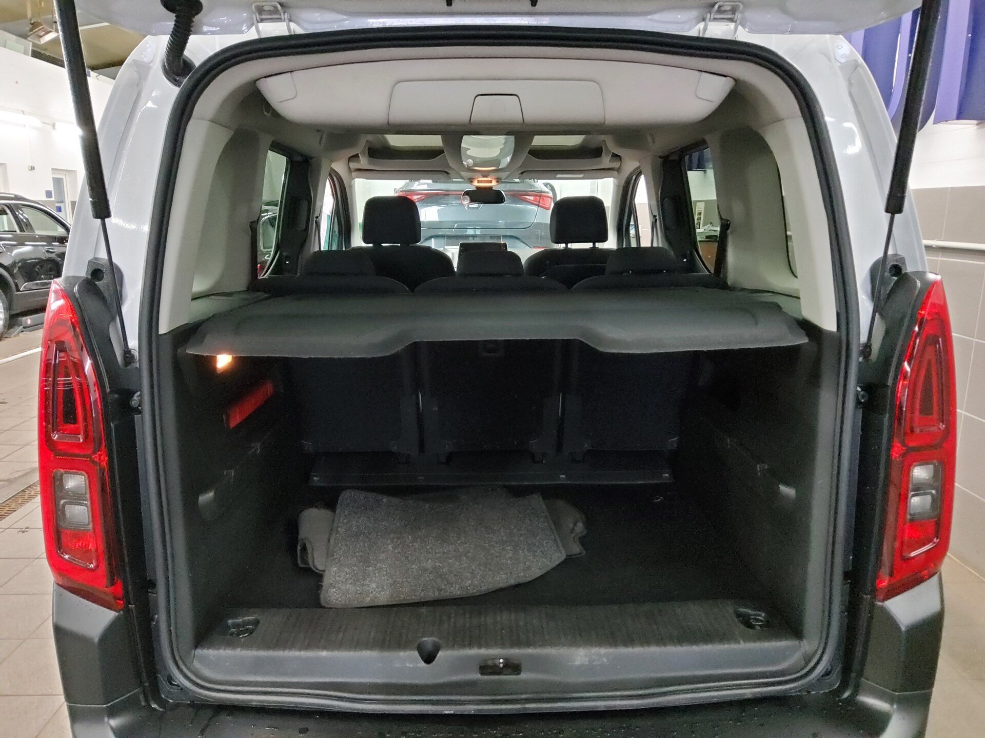 Citroën Berlingo 1.2 PureTech Shine Glasdach PDC AHK 11