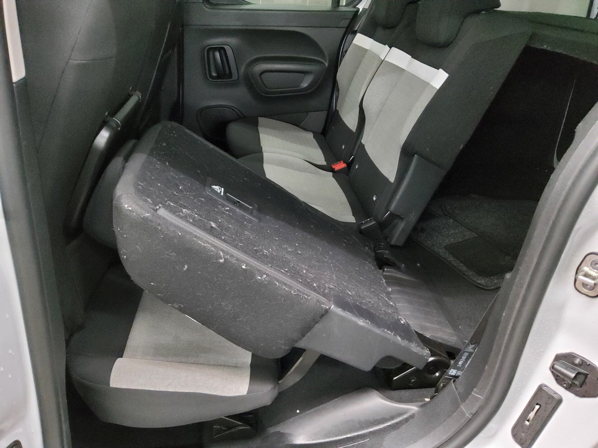 Citroën Berlingo 1.2 PureTech Shine Glasdach PDC AHK 12