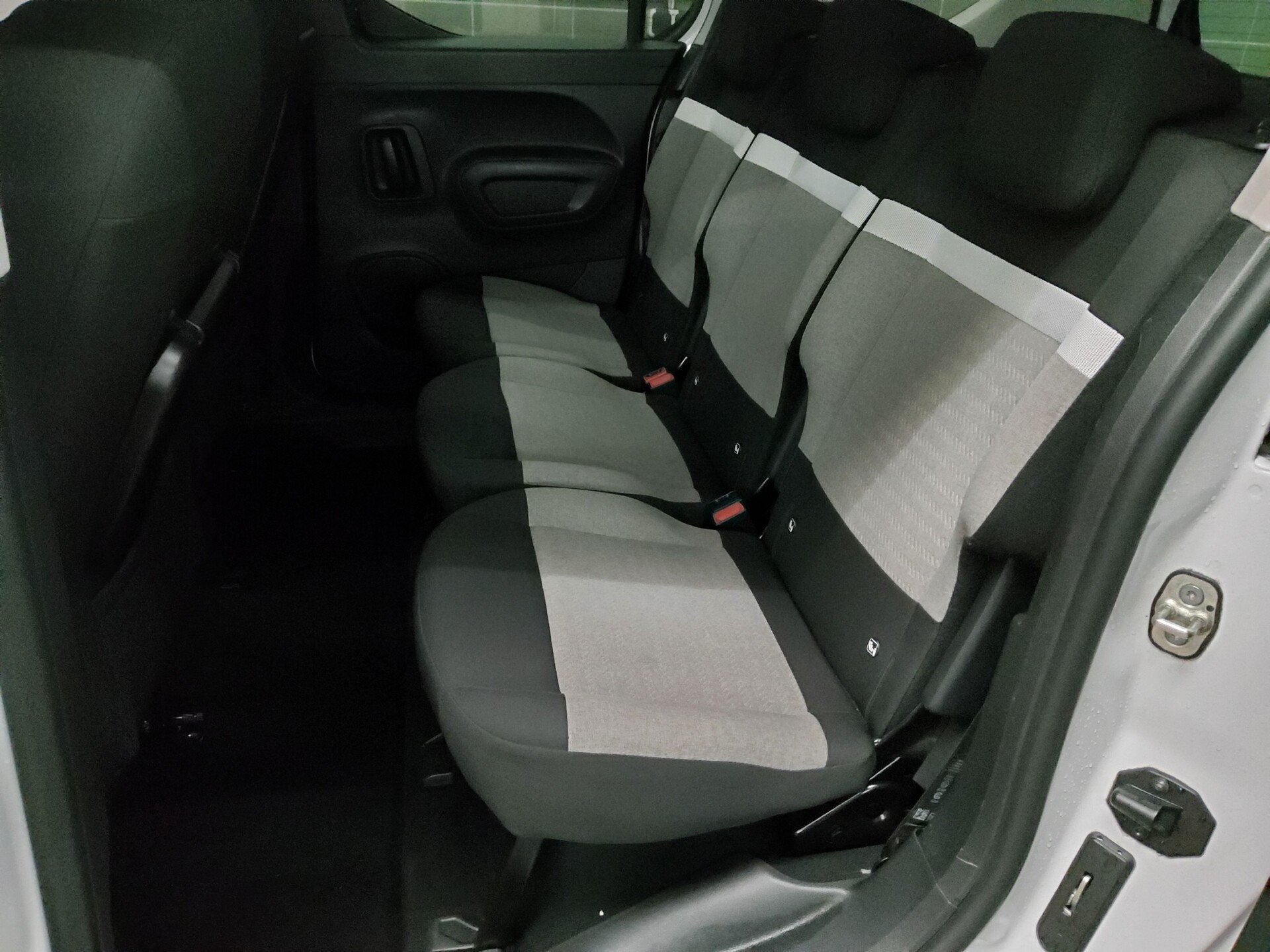 Citroën Berlingo 1.2 PureTech Shine Glasdach PDC AHK 13