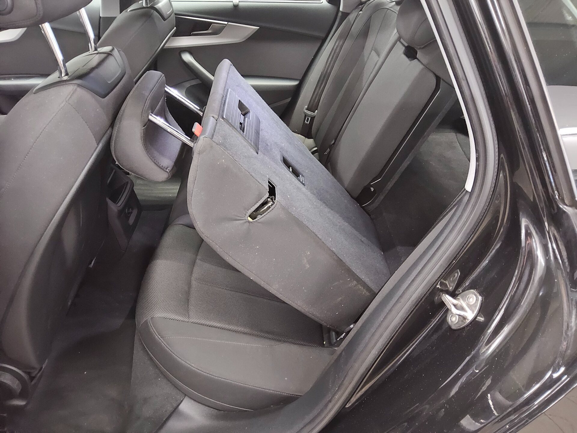 Audi A4 Avant 40 TDI Navi LED Shz PDC 12