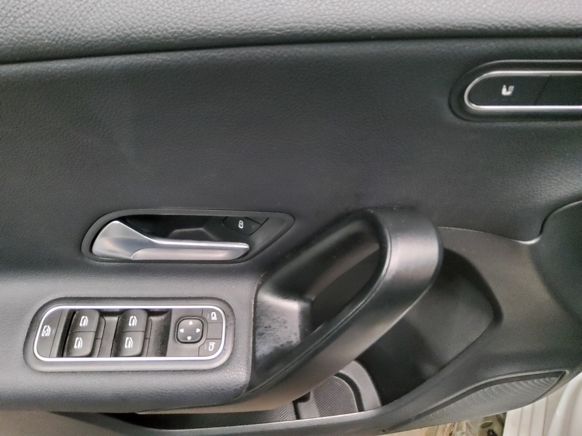 Mercedes-Benz A 180 d Navi LED Shz T-Leder AHK MBUX 10
