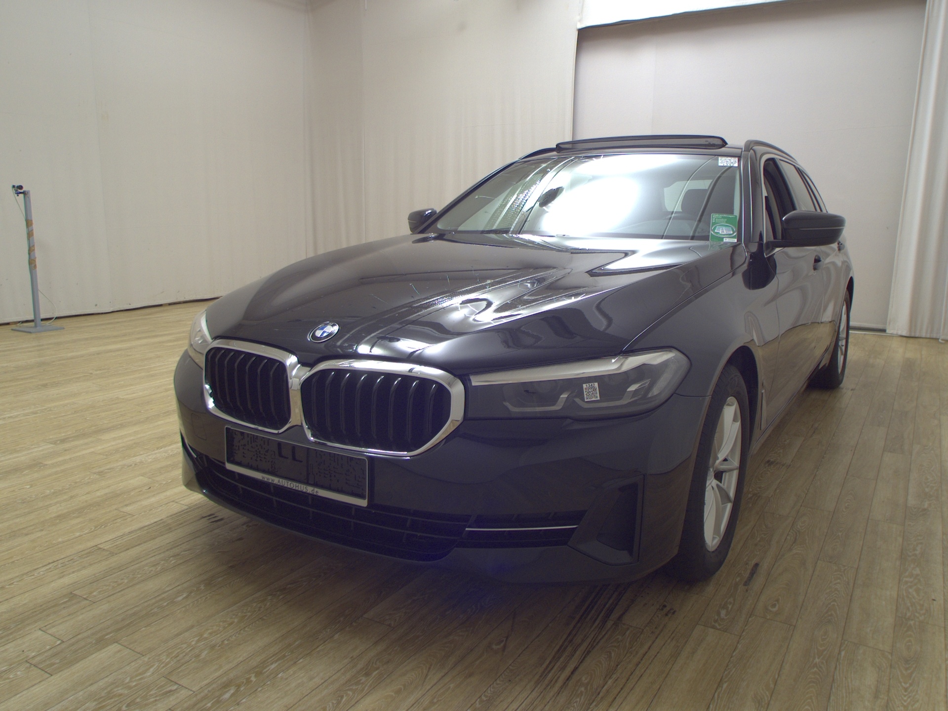 BMW 520dA Touring Leder Navi LED Pano 4xShz Klima 2