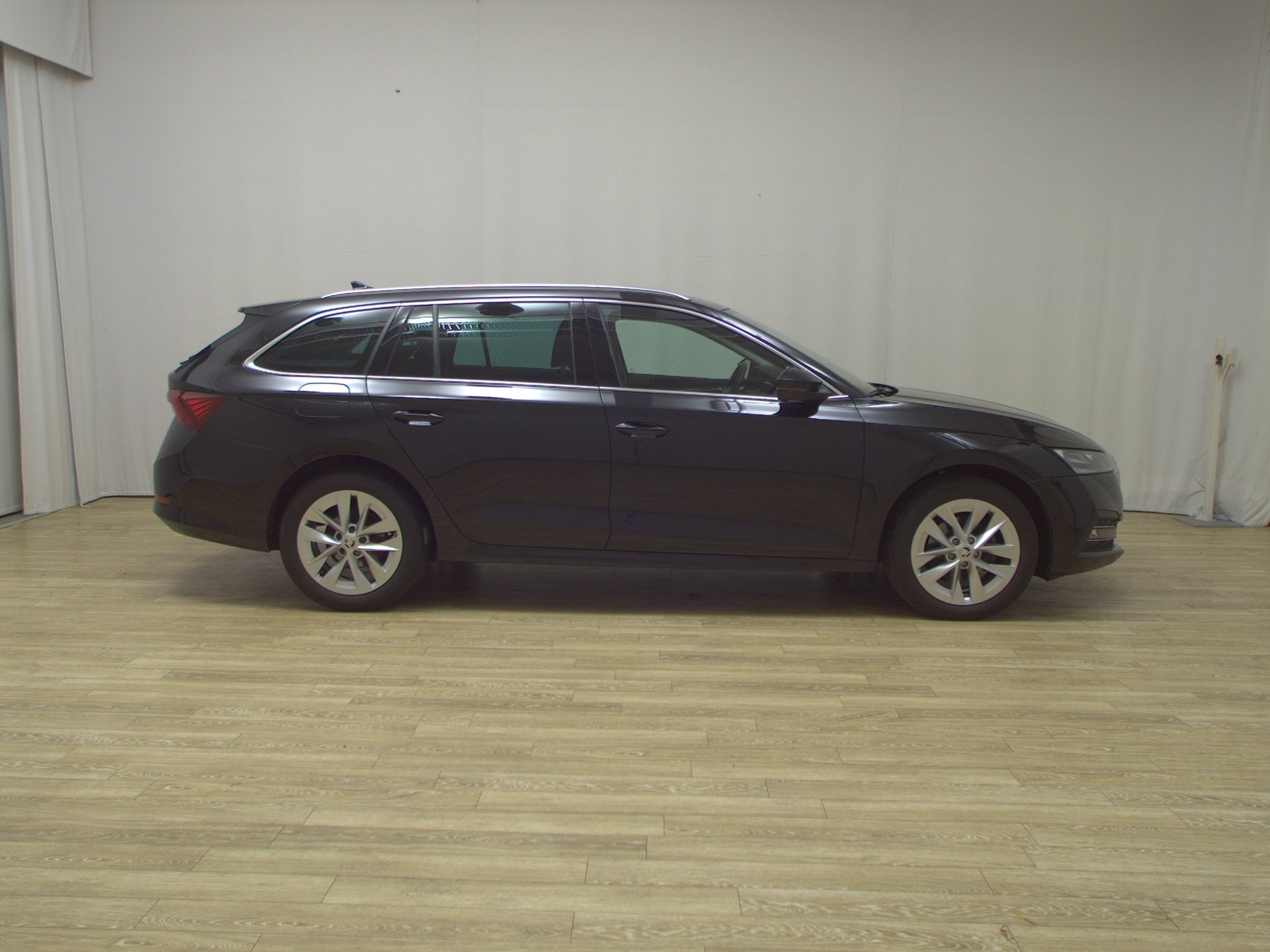 Skoda Octavia Kombi 2.0 TDI Style Navi LED AID Shz HuD AHK