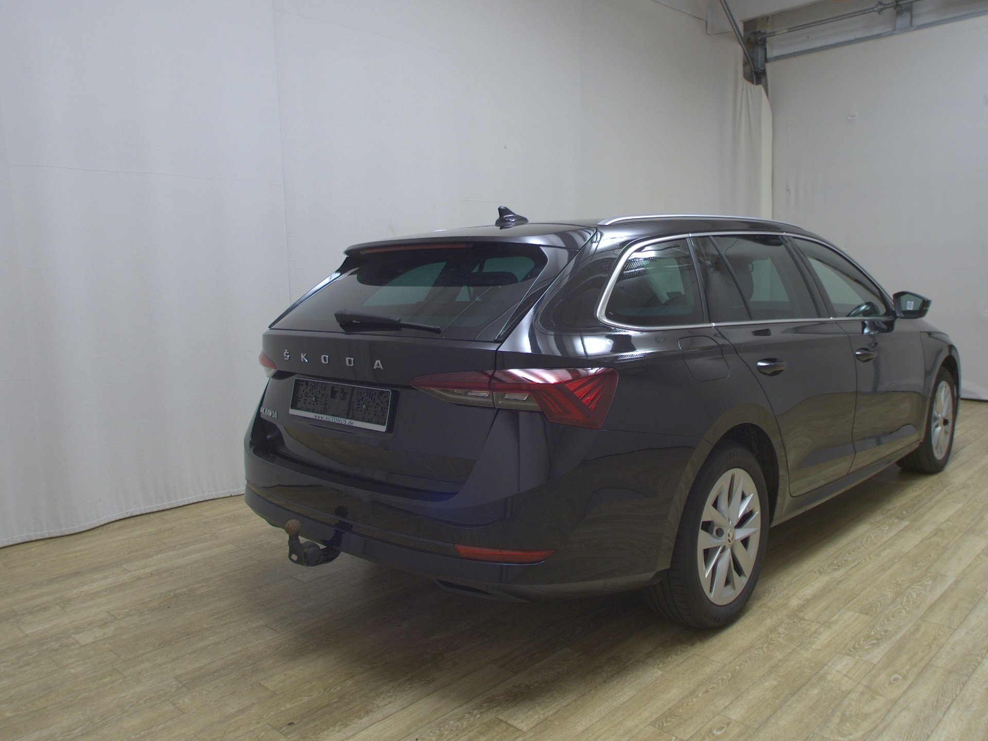 Skoda Octavia Kombi 2.0 TDI Style Navi LED AID Shz HuD AHK 4