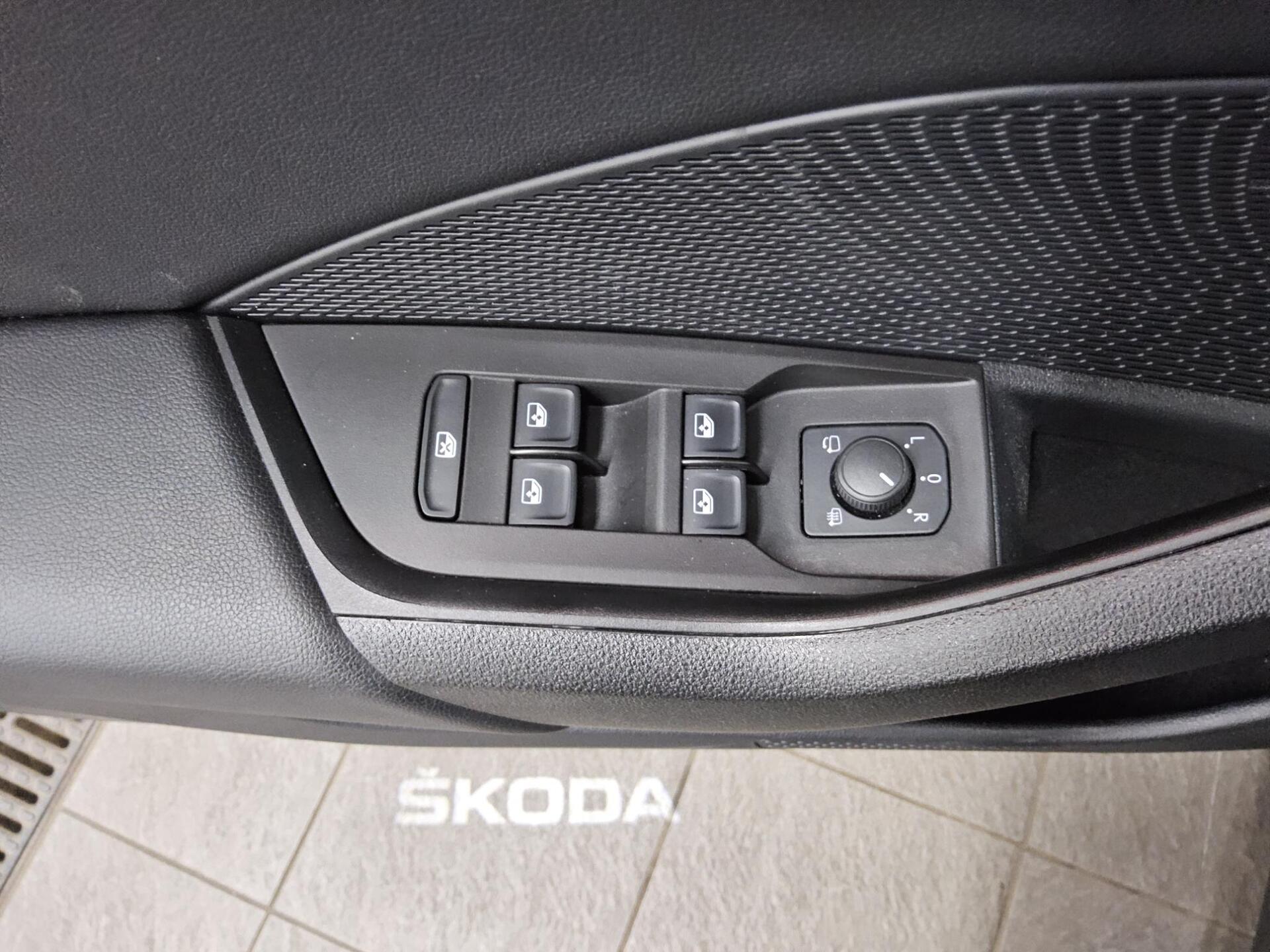 Skoda Octavia Kombi 2.0 TDI Style Navi LED AID Shz HuD AHK 10