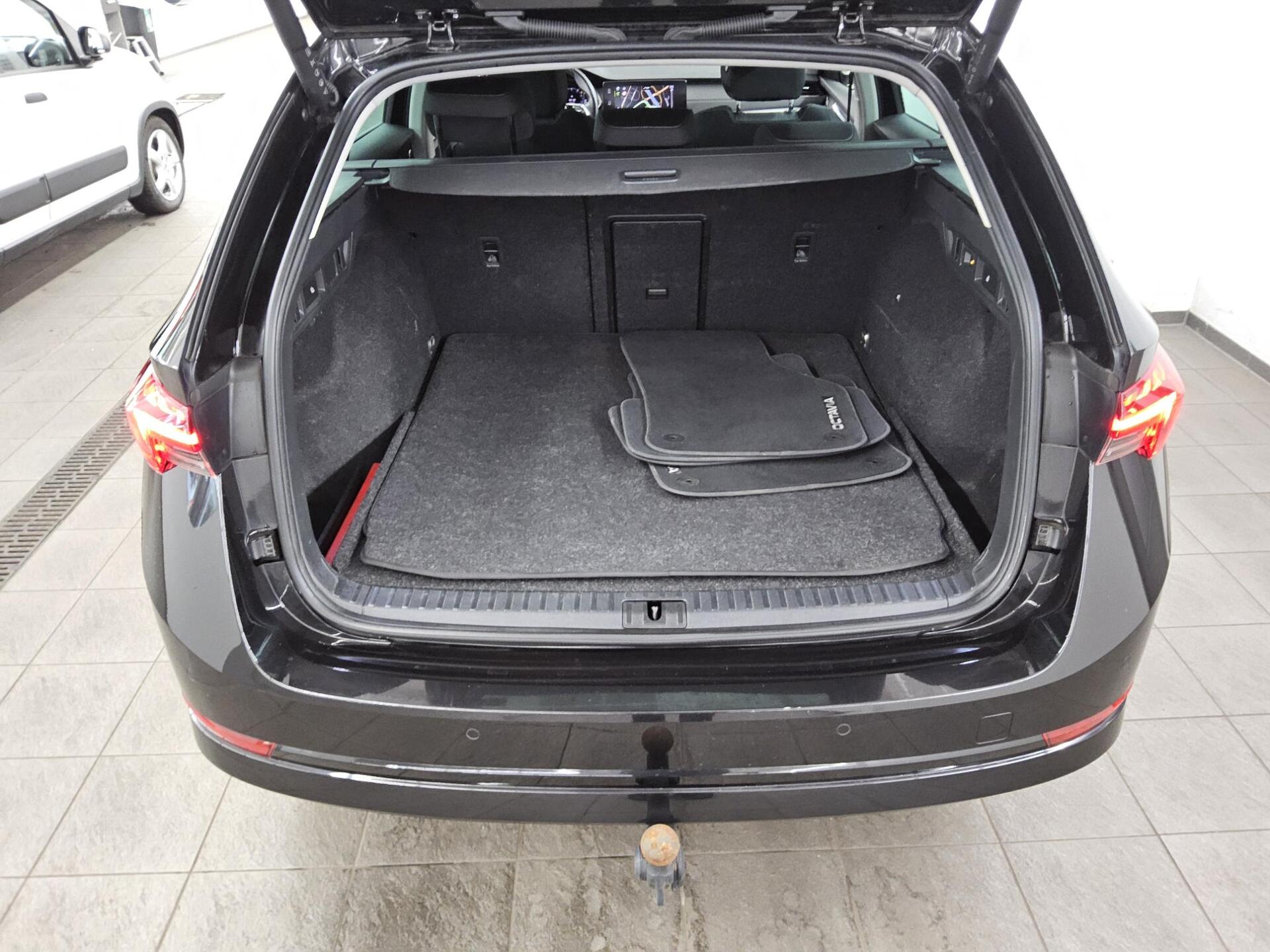 Skoda Octavia Kombi 2.0 TDI Style Navi LED AID Shz HuD AHK 12