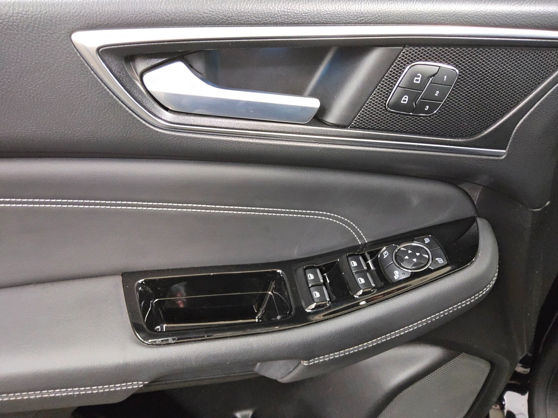 Ford Galaxy 2.0 EB AWD Titanium 7-Sitze Navi LED Pano 9