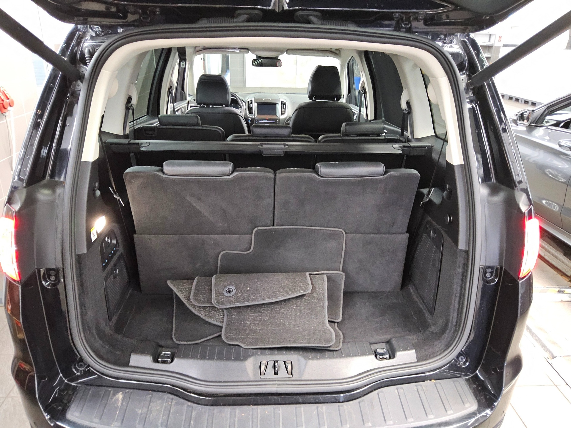 Ford Galaxy 2.0 EB AWD Titanium 7-Sitze Navi LED Pano 11