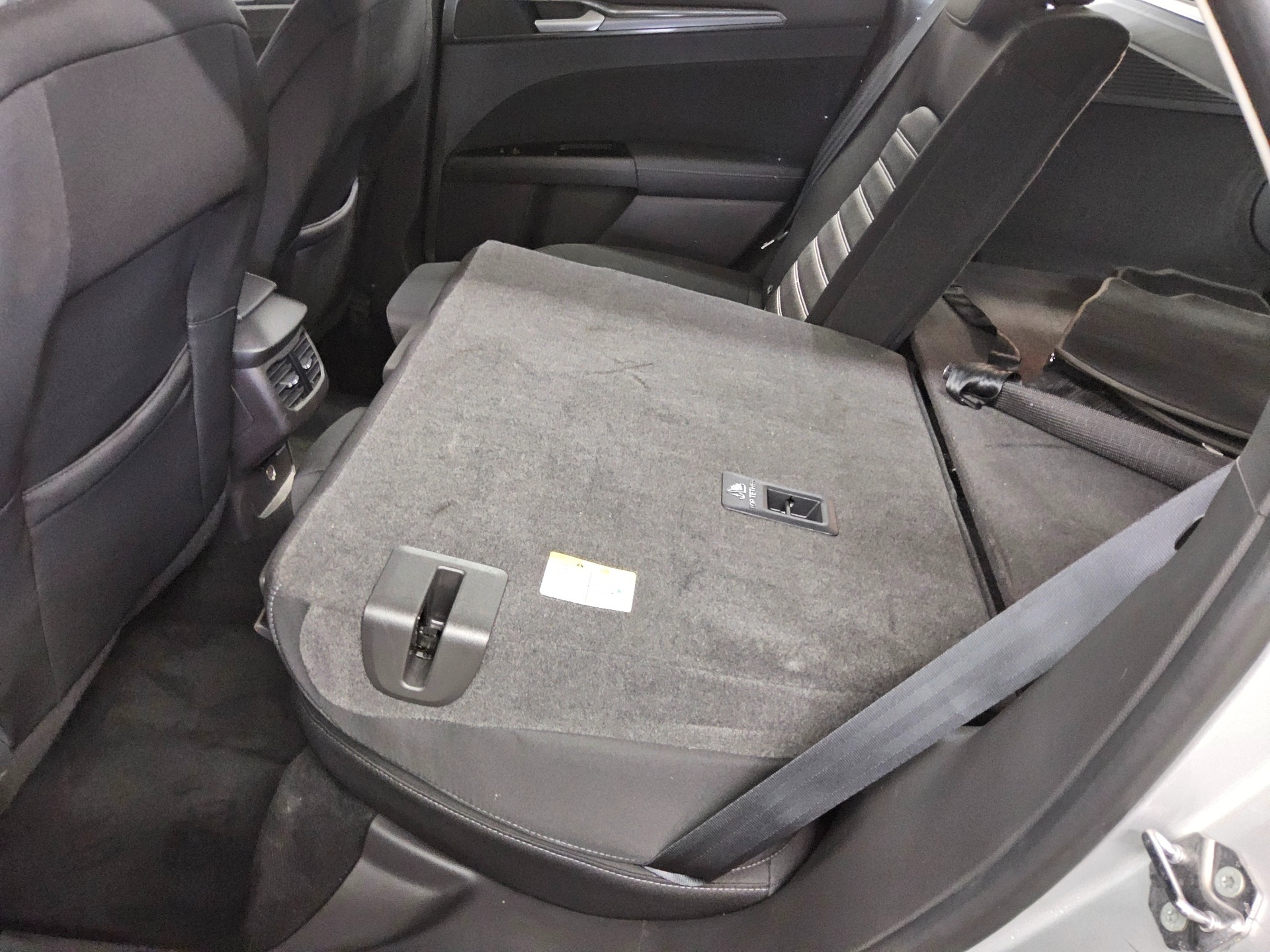 Ford Mondeo Turnier 2.0 EB Titanium Navi LED ACC Shz 12