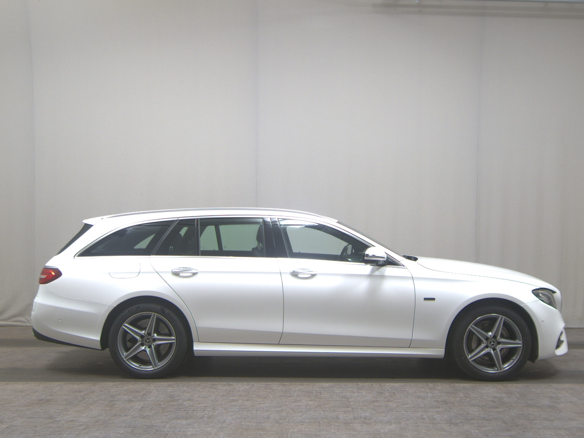 Mercedes-Benz E 300 T de AMG-Line Navi HuD Burmester Distr.+