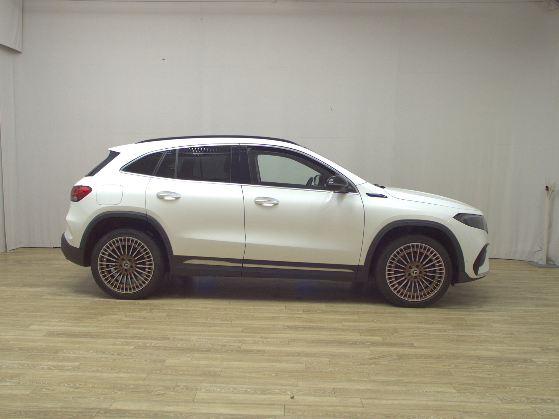 Mercedes-Benz EQA 250 Edition 1 AMG Leder Navi LED Pano Sound