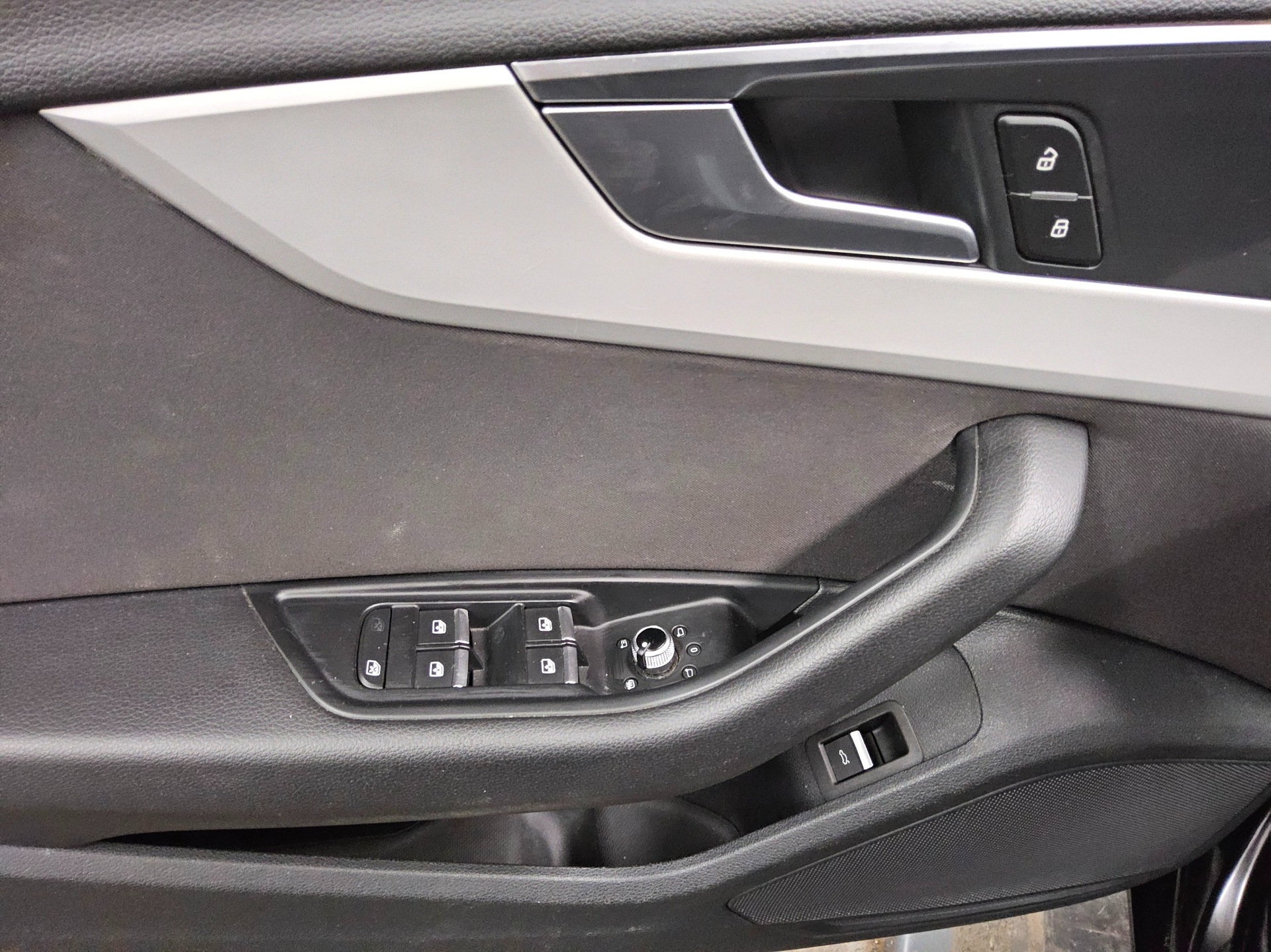 Audi A4 Avant 35 TDI Navi LED ACC AHK Sound PDC 9
