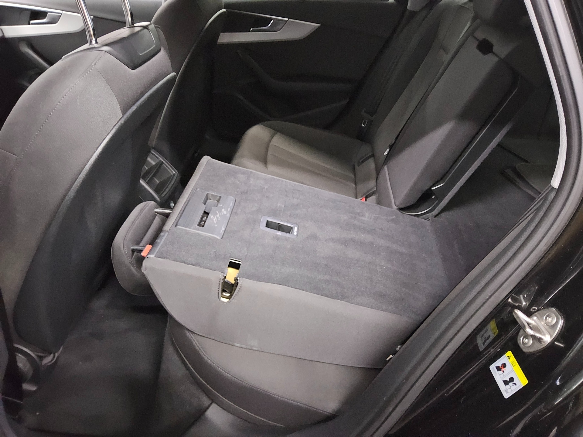 Audi A4 Avant 35 TDI Navi LED ACC AHK Sound PDC 12