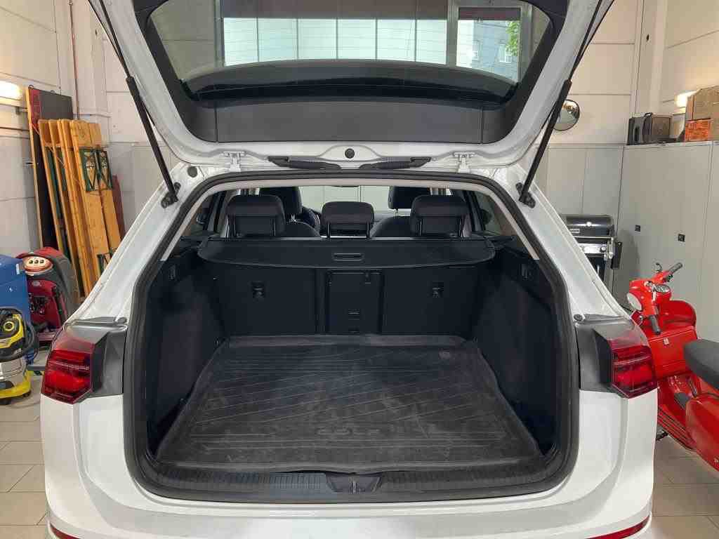 Volkswagen Golf-8 Var. 2.0 TDI Move Pano AHK H/K Sthzg 11