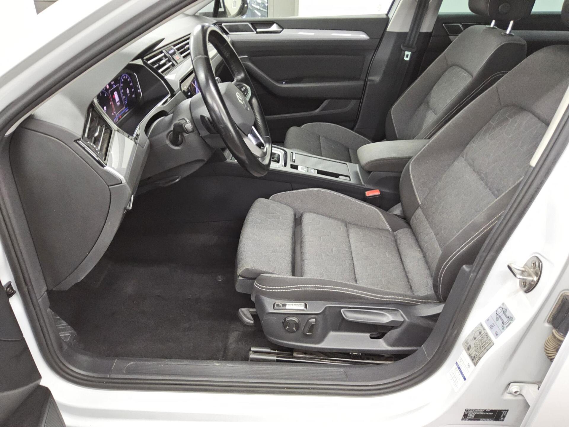Volkswagen Passat Var. 2.0 TDI Business Navi LED AID RFK AHK 9