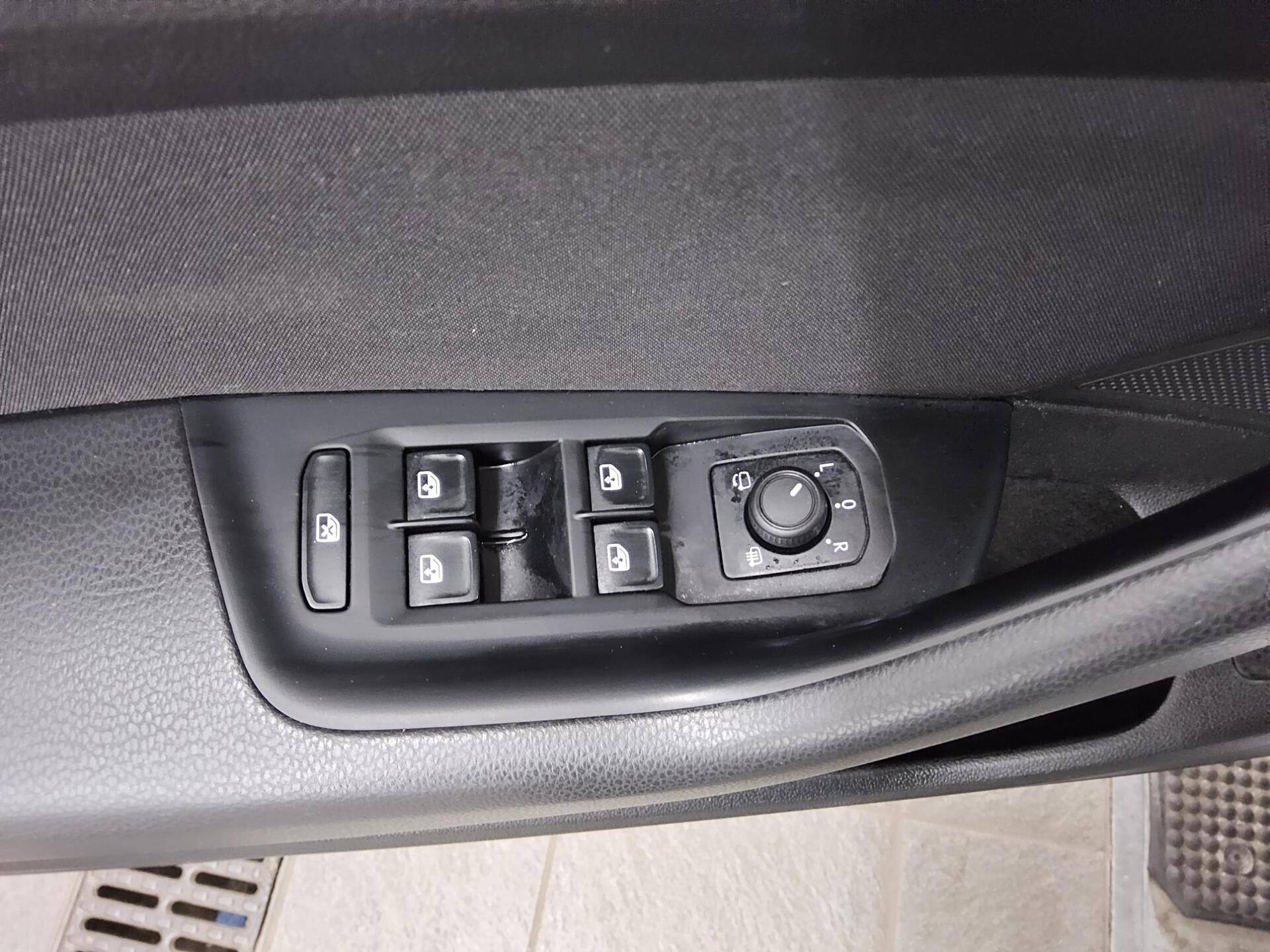 Volkswagen Passat Var. 2.0 TDI Business Navi LED AID RFK AHK 10