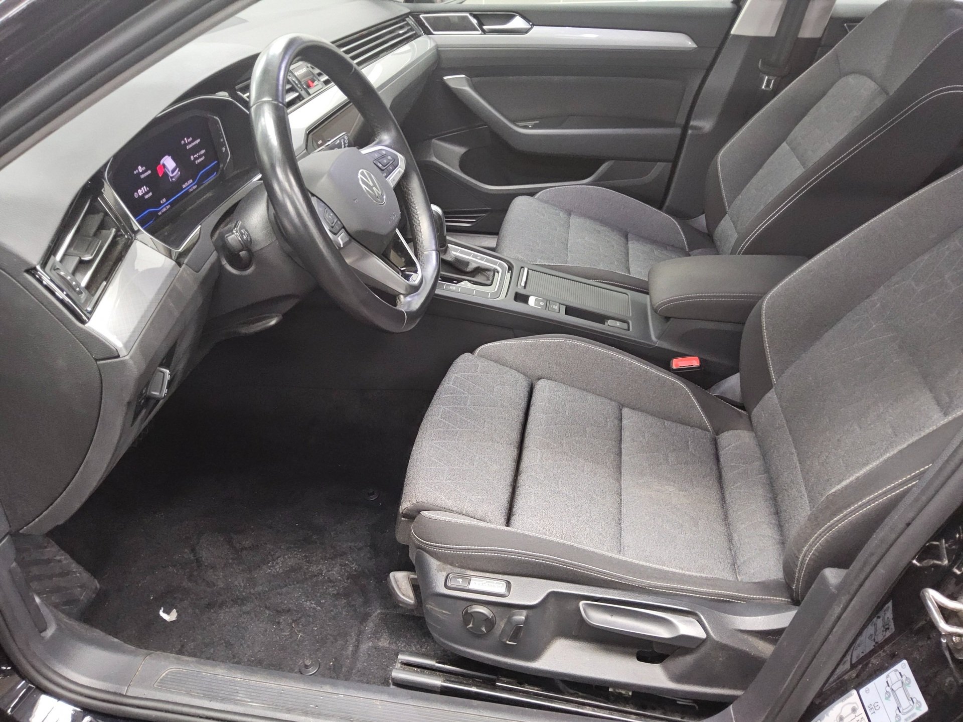 Volkswagen Passat Var. 2.0 TDI Business Navi LED AID RFK 9