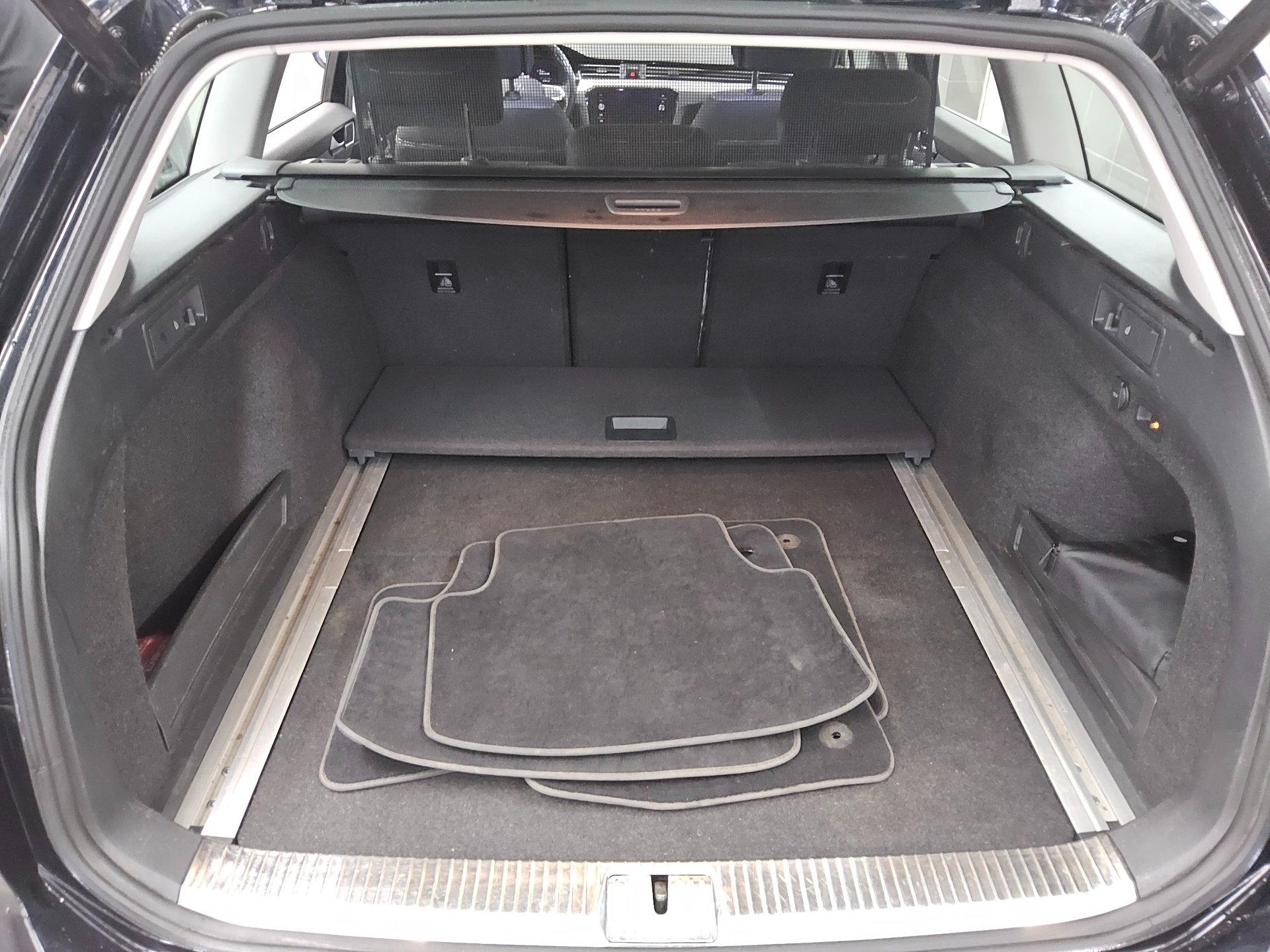 Volkswagen Passat Var. 2.0 TDI Business Navi LED AID RFK 12