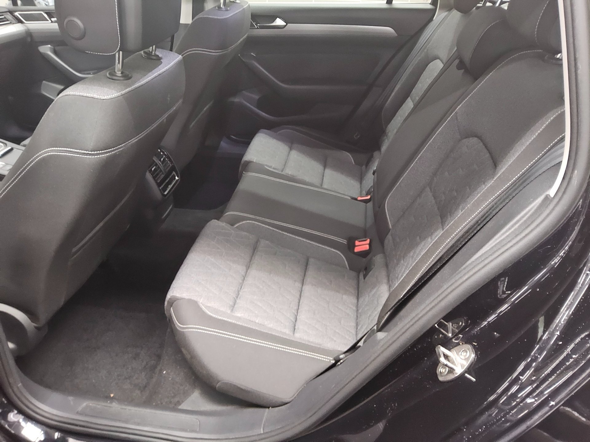Volkswagen Passat Var. 2.0 TDI Business Navi LED AID RFK 13