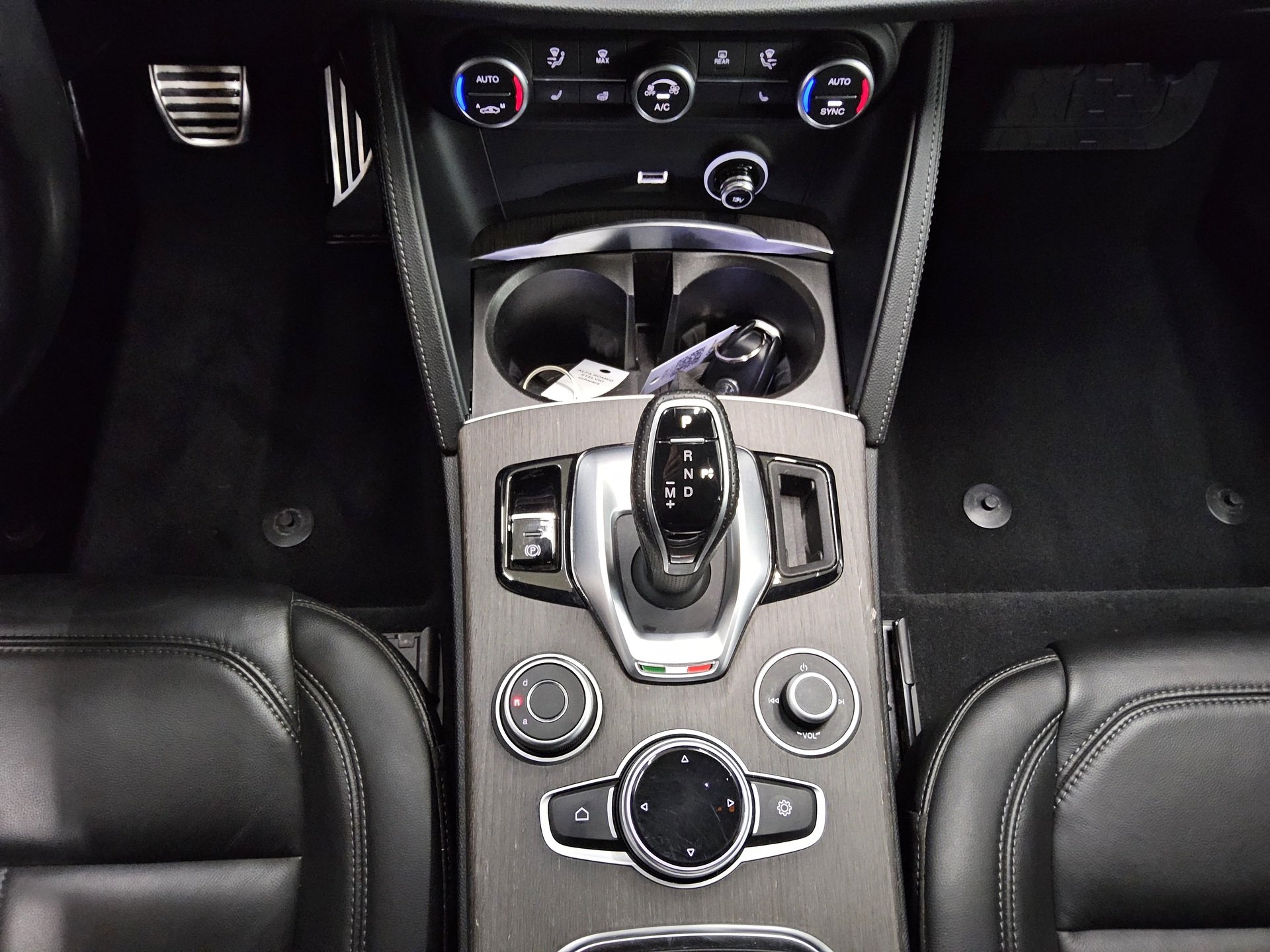 Alfa Romeo Stelvio 2.2 JTDM Leder Navi Xenon RfK PDC Shz 6