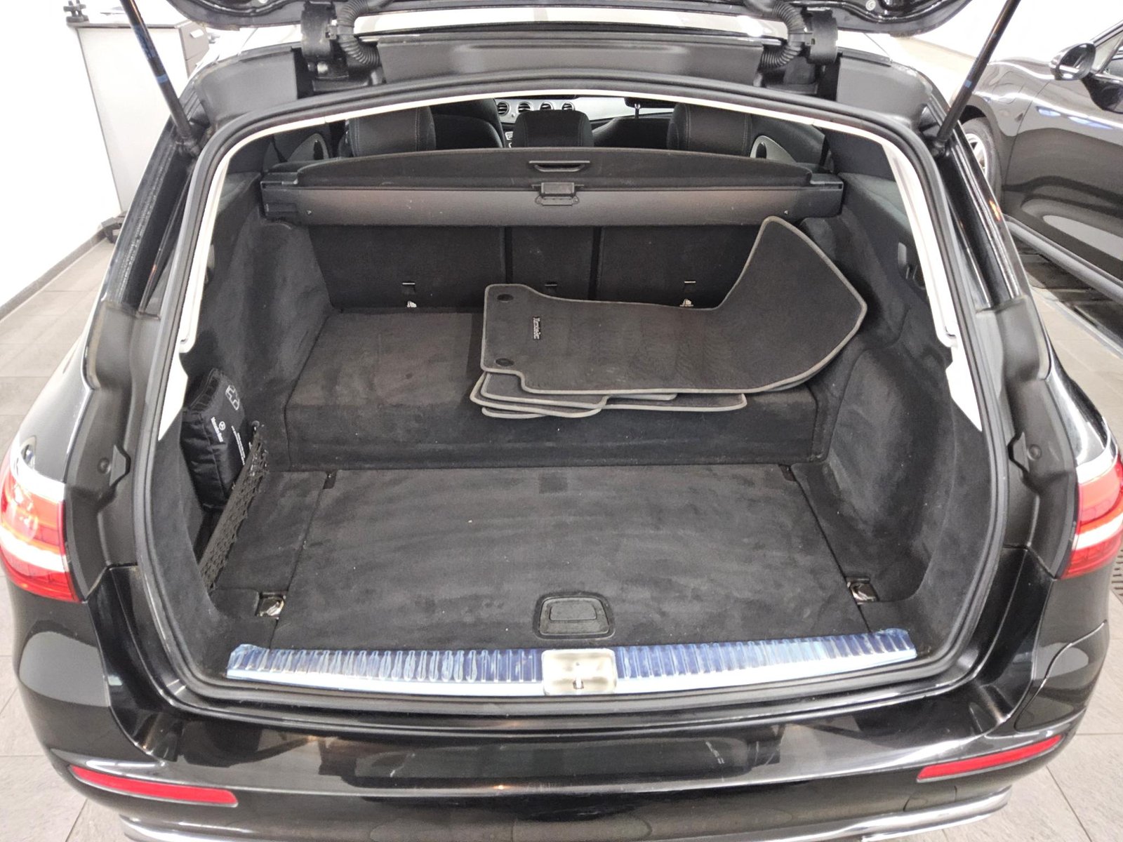 Mercedes-Benz E 300 T e Avantgarde T-Leder Navi LED RFK Wide 12