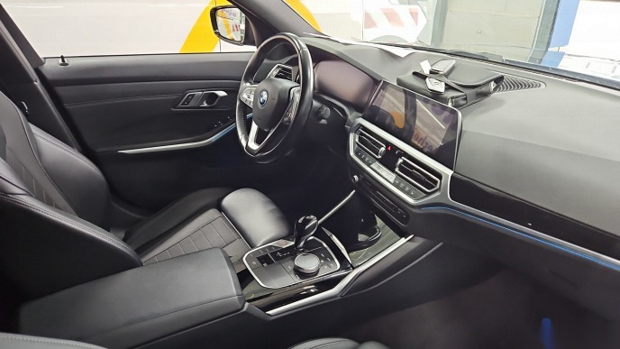 BMW 320e Touring Sport-Line T-Leder Navi LED Shz AHK 5