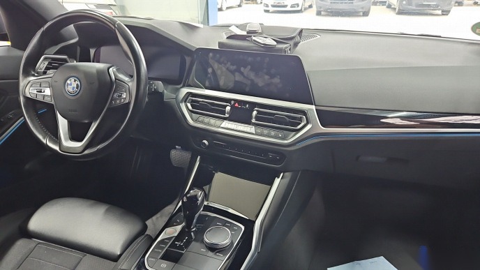 BMW 320e Touring Sport-Line T-Leder Navi LED Shz AHK 6