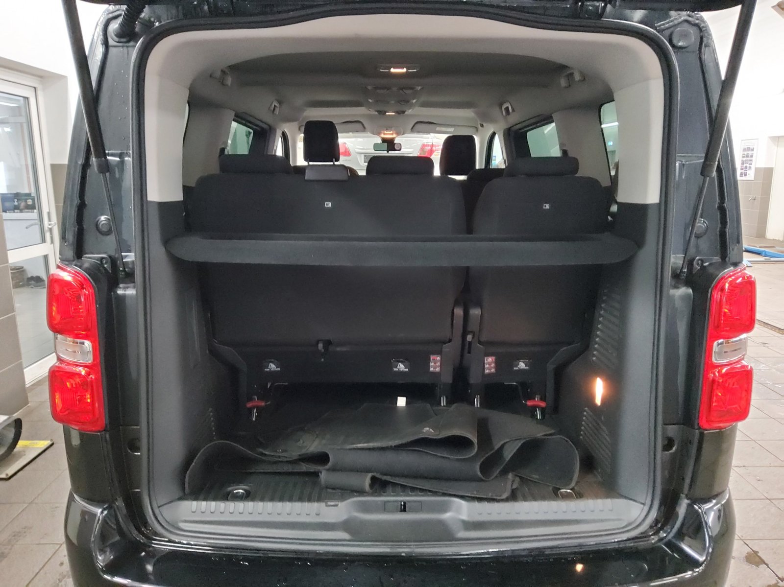 Peugeot Traveller 2.0 BlueHDi Business-Line 8-Sitze AHK 11