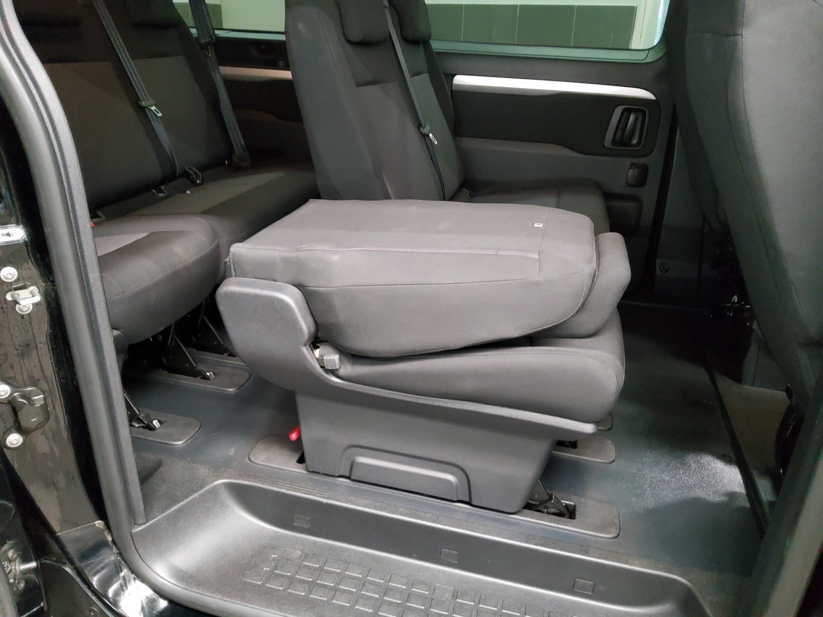 Peugeot Traveller 2.0 BlueHDi Business-Line 8-Sitze AHK 12
