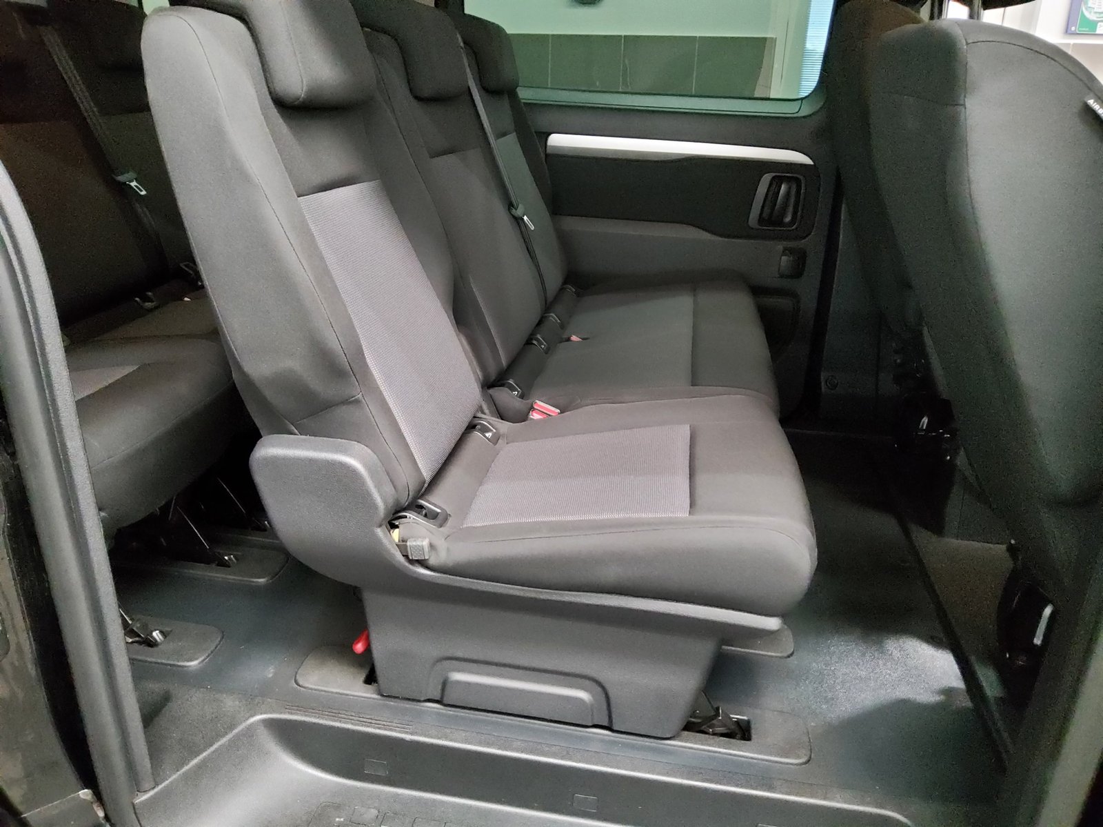 Peugeot Traveller 2.0 BlueHDi Business-Line 8-Sitze AHK 13