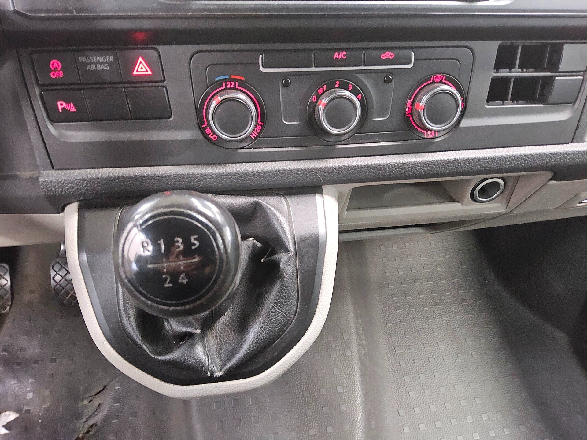 Volkswagen T6 Transporter 2.0 TDI 3-Sitzer Navi AHK PDC 6
