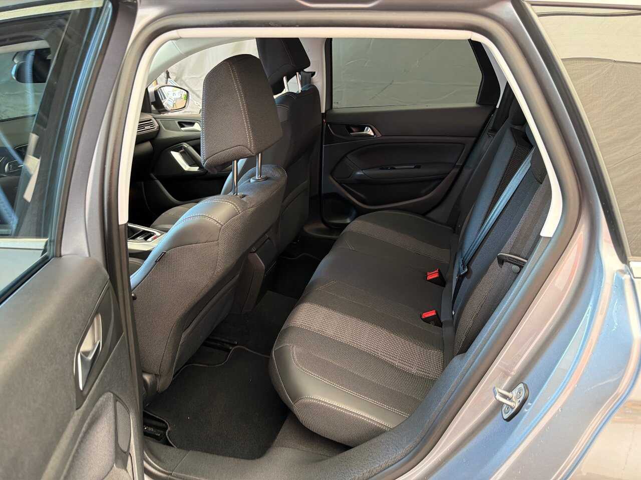 Peugeot 308 SW 1.5 BlueHDi Allure Navi T-Leder DigiTacho AHK RFK 9
