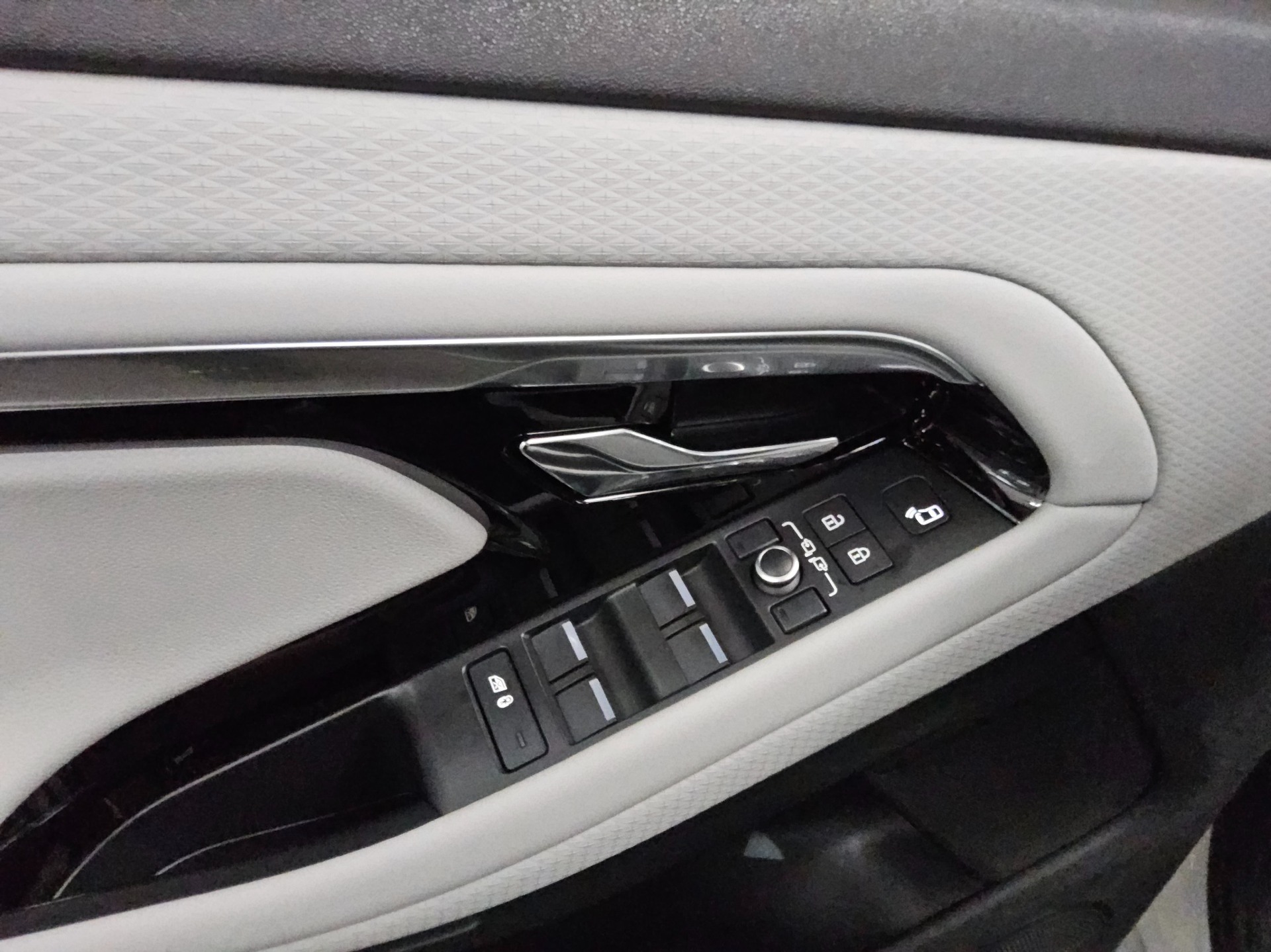 Land Rover Range Rover Evoque 1.5 P300e Hybrid R-Dynamic 9