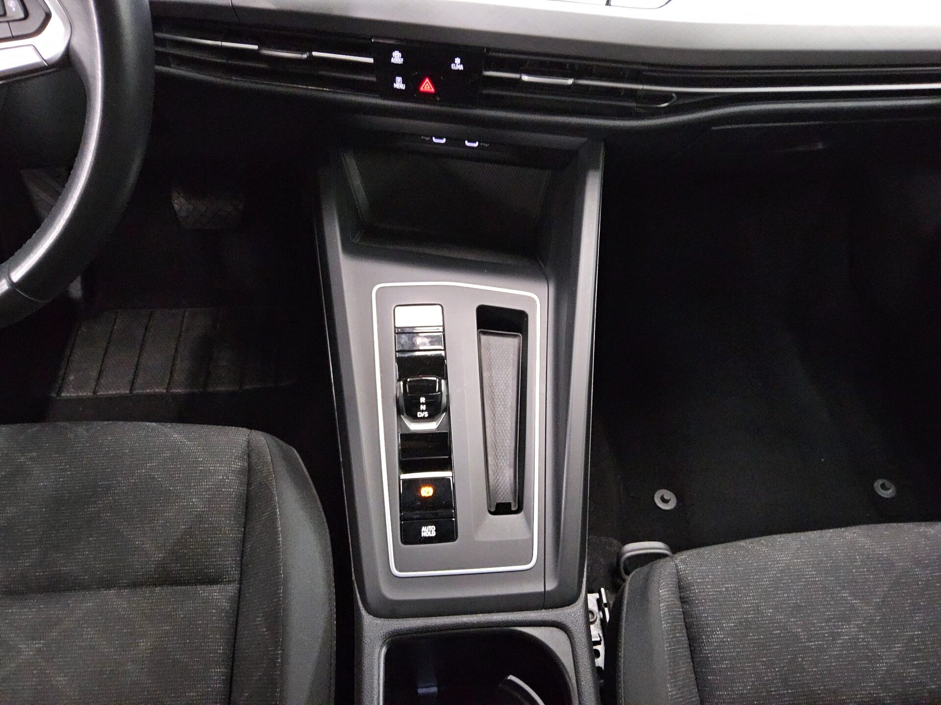 Volkswagen Golf-8 Var. 2.0 TDI Life Navi LED DC PDC ACC SHZ 6