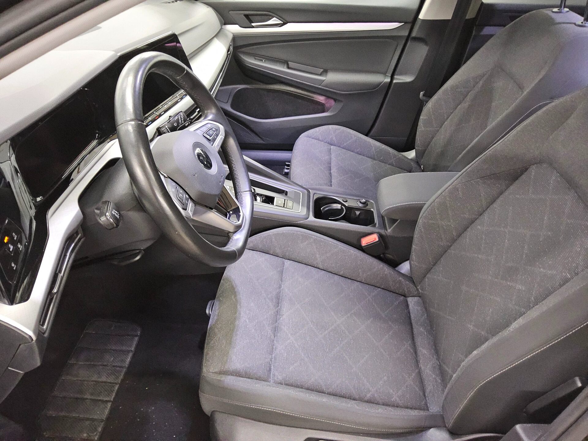 Volkswagen Golf-8 Var. 2.0 TDI Life Navi LED DC PDC ACC SHZ 9