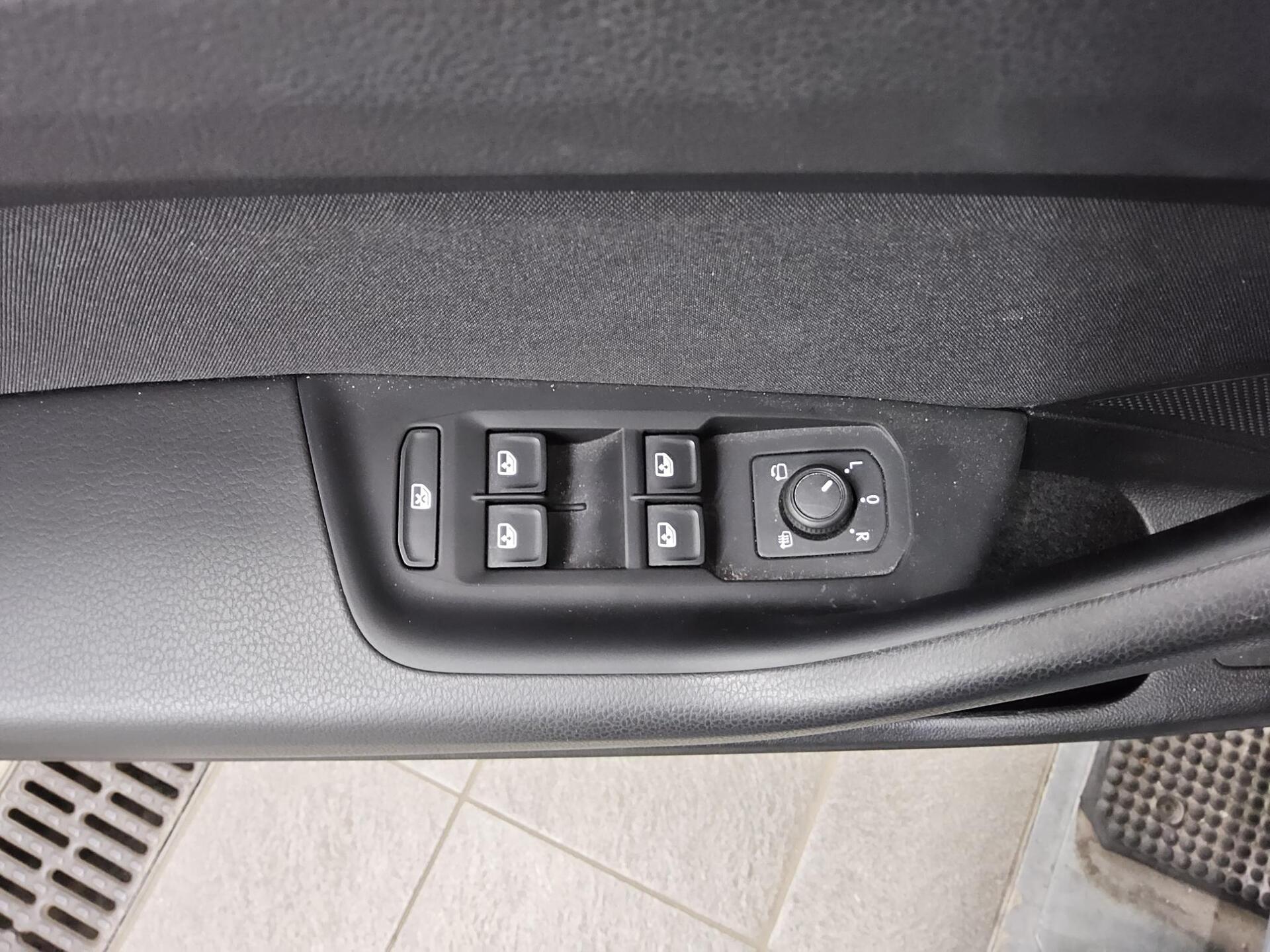 Volkswagen Passat Var. 2.0 TDI Business Navi LED AID 360° 10